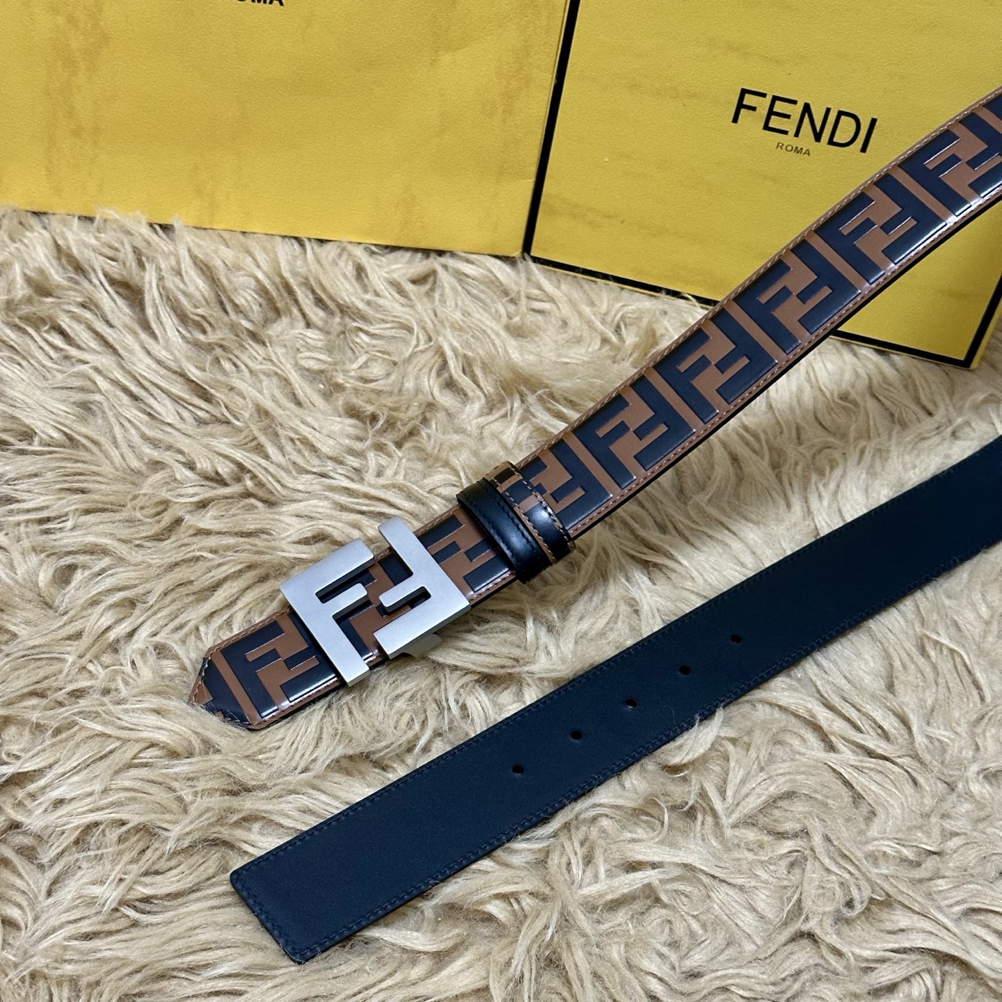 FENDl /芬迪 专柜同款 宽40MM 标志造型宽皮带。钉扣式带扣。棕色小牛皮制成。印有浮雕手绘黑色与