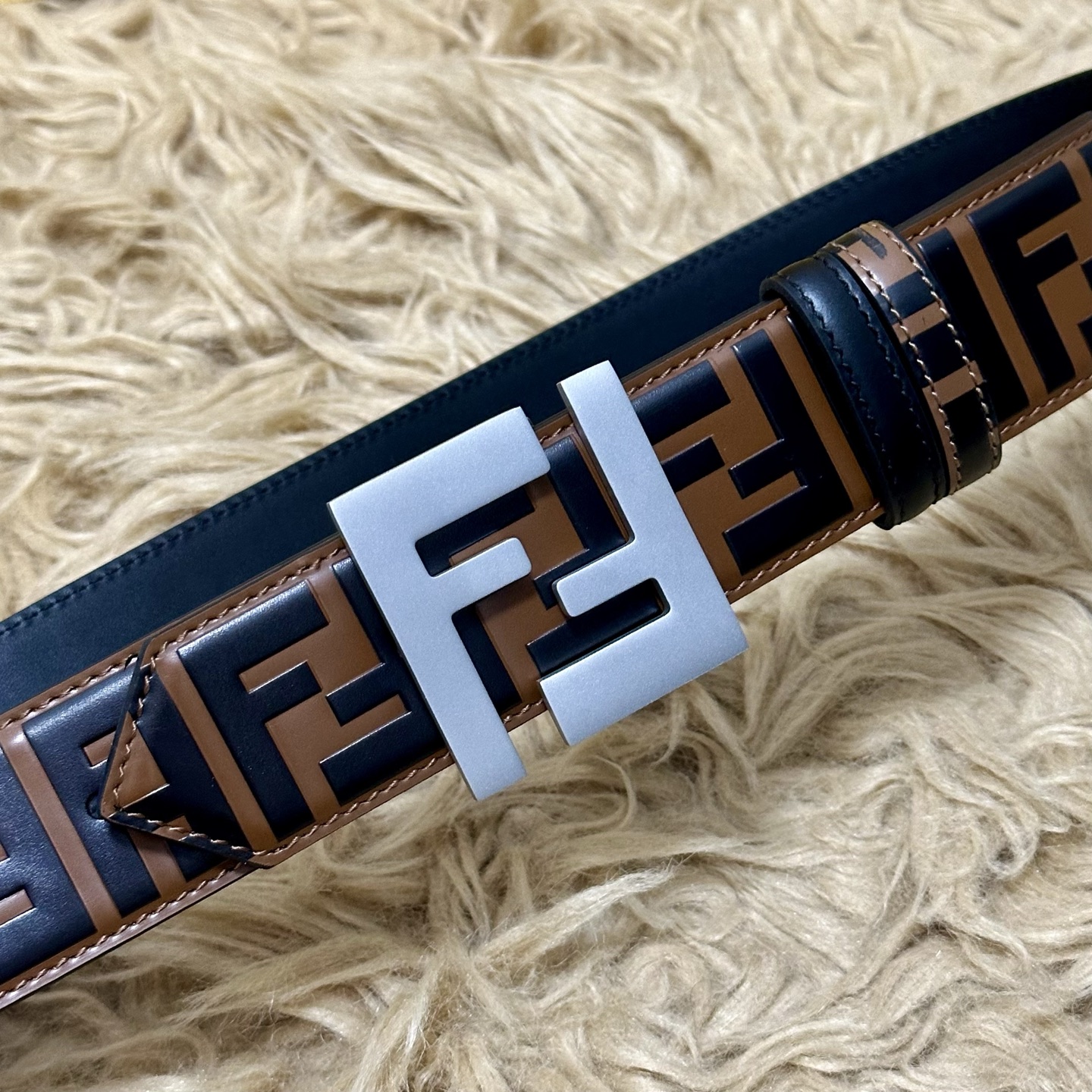 FENDl /芬迪 专柜同款 宽40MM 标志造型宽皮带。钉扣式带扣。棕色小牛皮制成。印有浮雕手绘黑色与