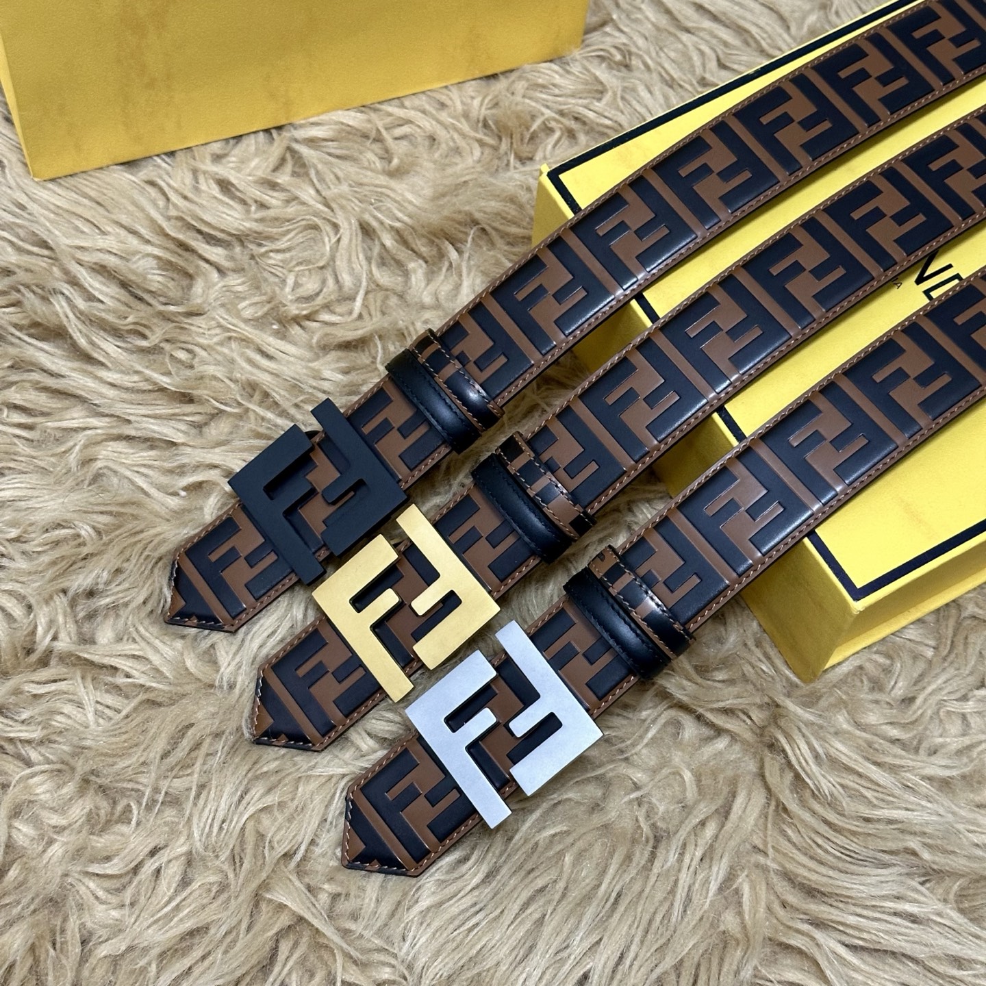 FENDl /芬迪 专柜同款 宽40MM 标志造型宽皮带。钉扣式带扣。棕色小牛皮制成。印有浮雕手绘黑色与