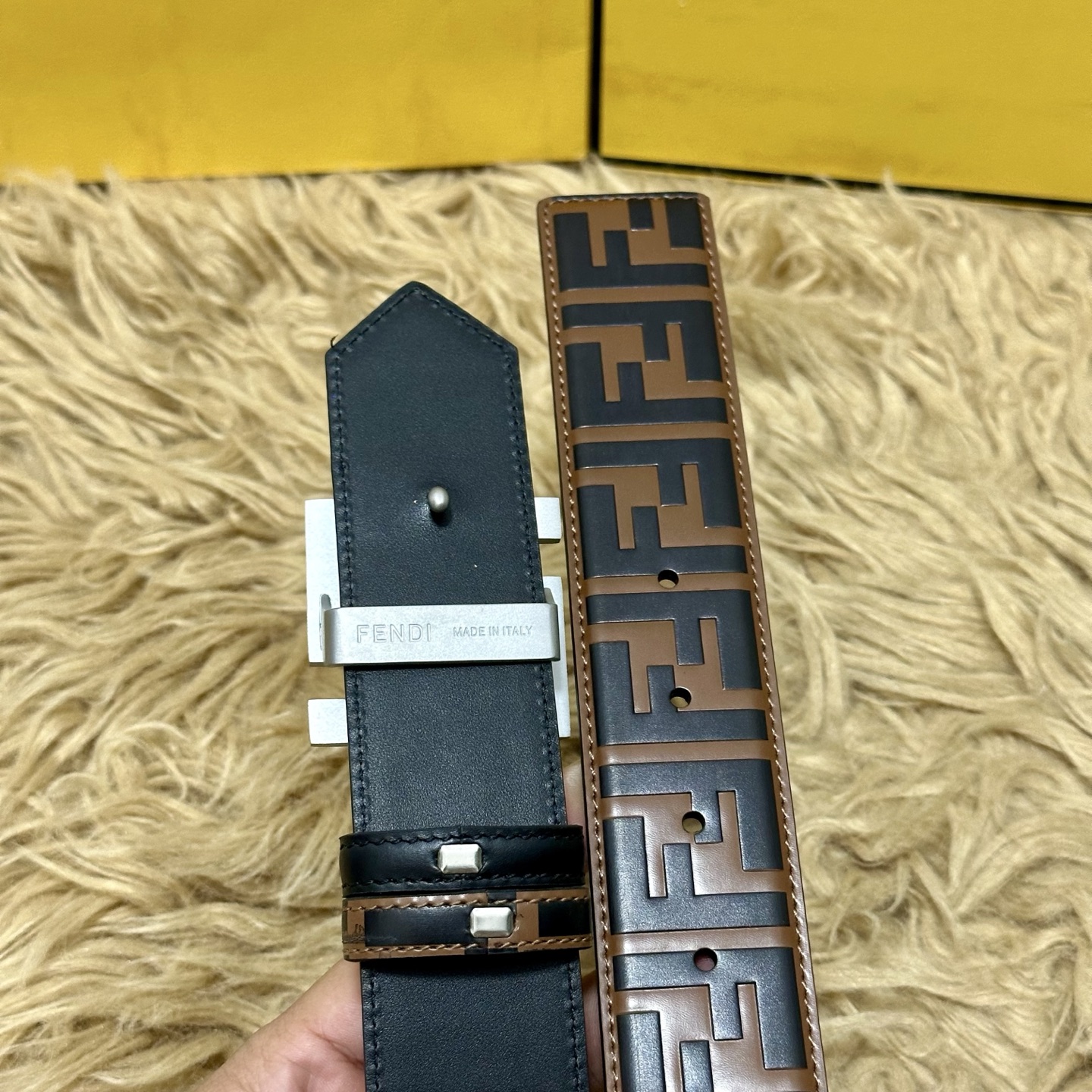 FENDl /芬迪 专柜同款 宽40MM 标志造型宽皮带。钉扣式带扣。棕色小牛皮制成。印有浮雕手绘黑色与