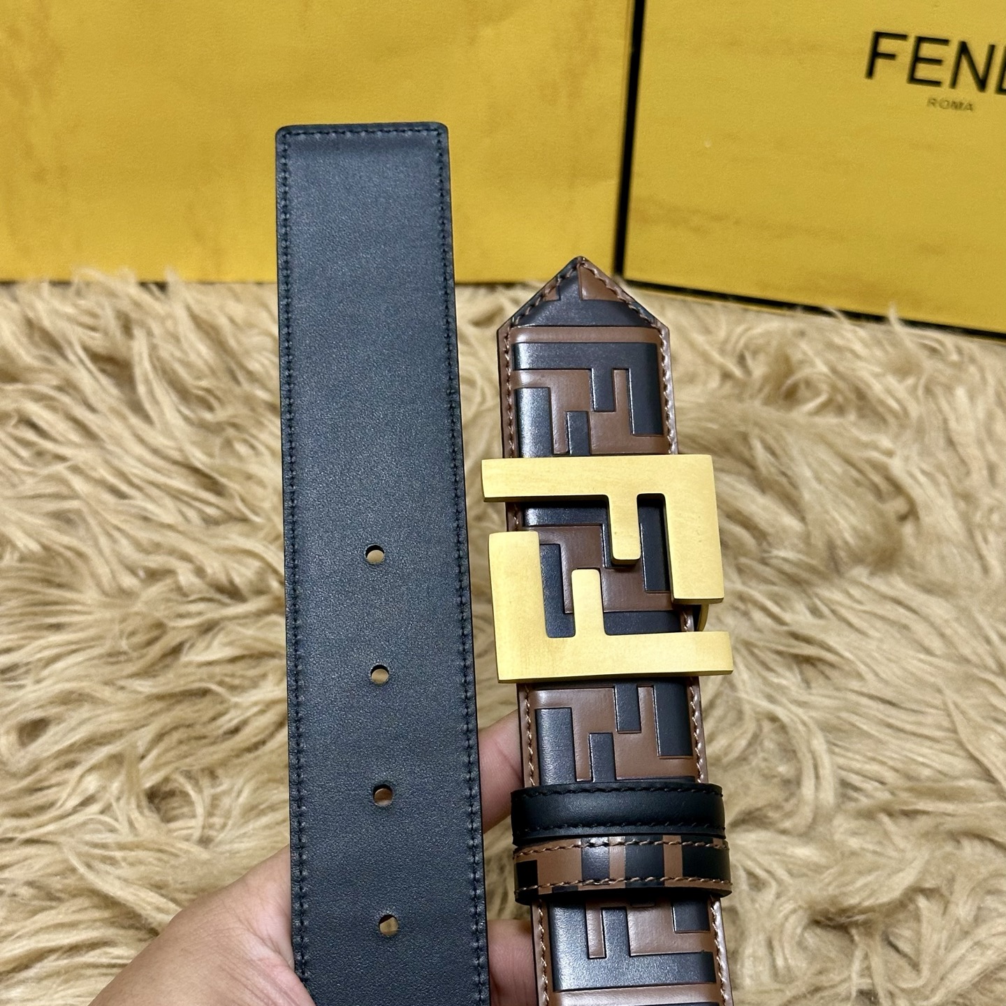 FENDl /芬迪 专柜同款 宽40MM 标志造型宽皮带。钉扣式带扣。棕色小牛皮制成。印有浮雕手绘黑色与