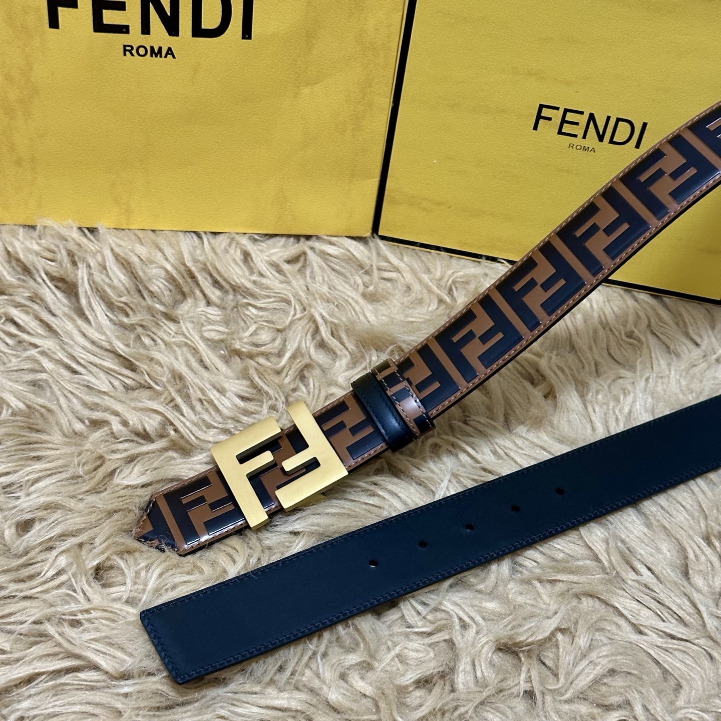 FENDl /芬迪 专柜同款 宽40MM 标志造型宽皮带。钉扣式带扣。棕色小牛皮制成。印有浮雕手绘黑色与