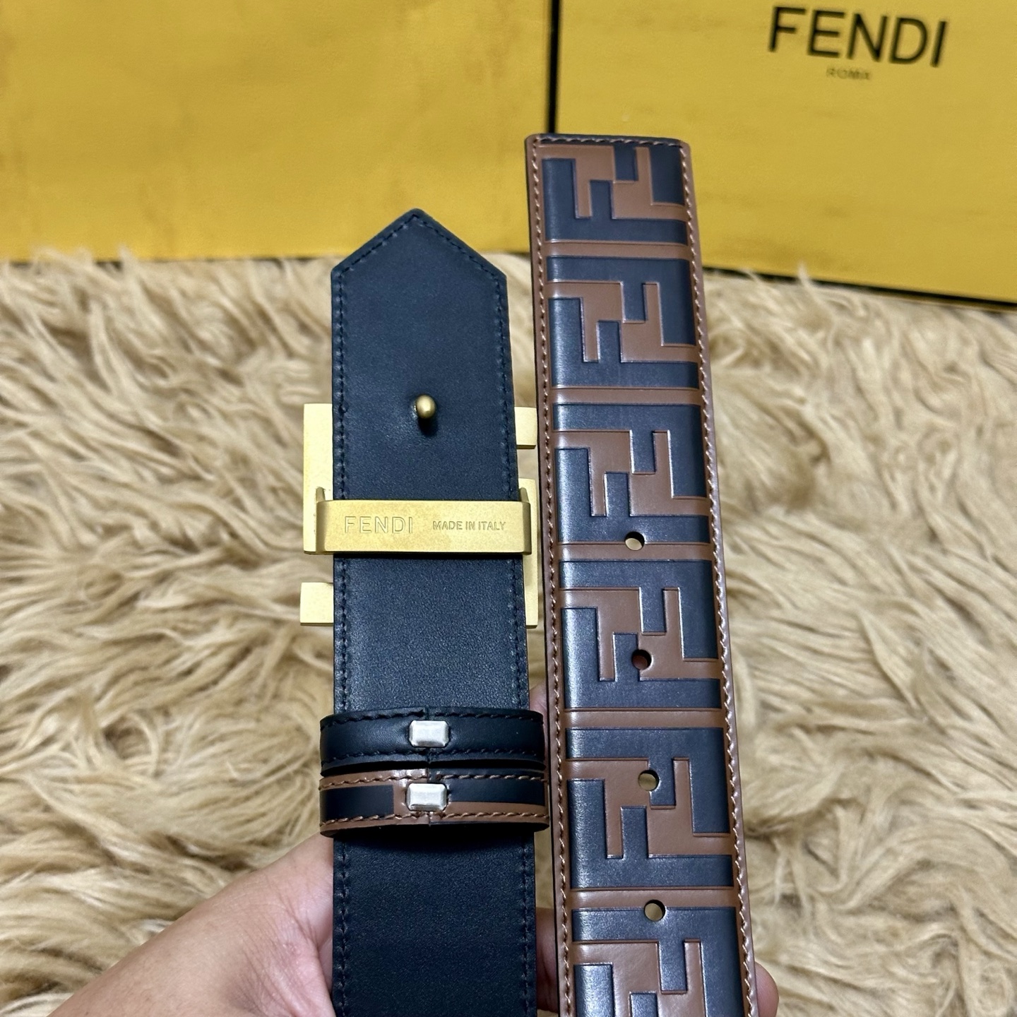 FENDl /芬迪 专柜同款 宽40MM 标志造型宽皮带。钉扣式带扣。棕色小牛皮制成。印有浮雕手绘黑色与