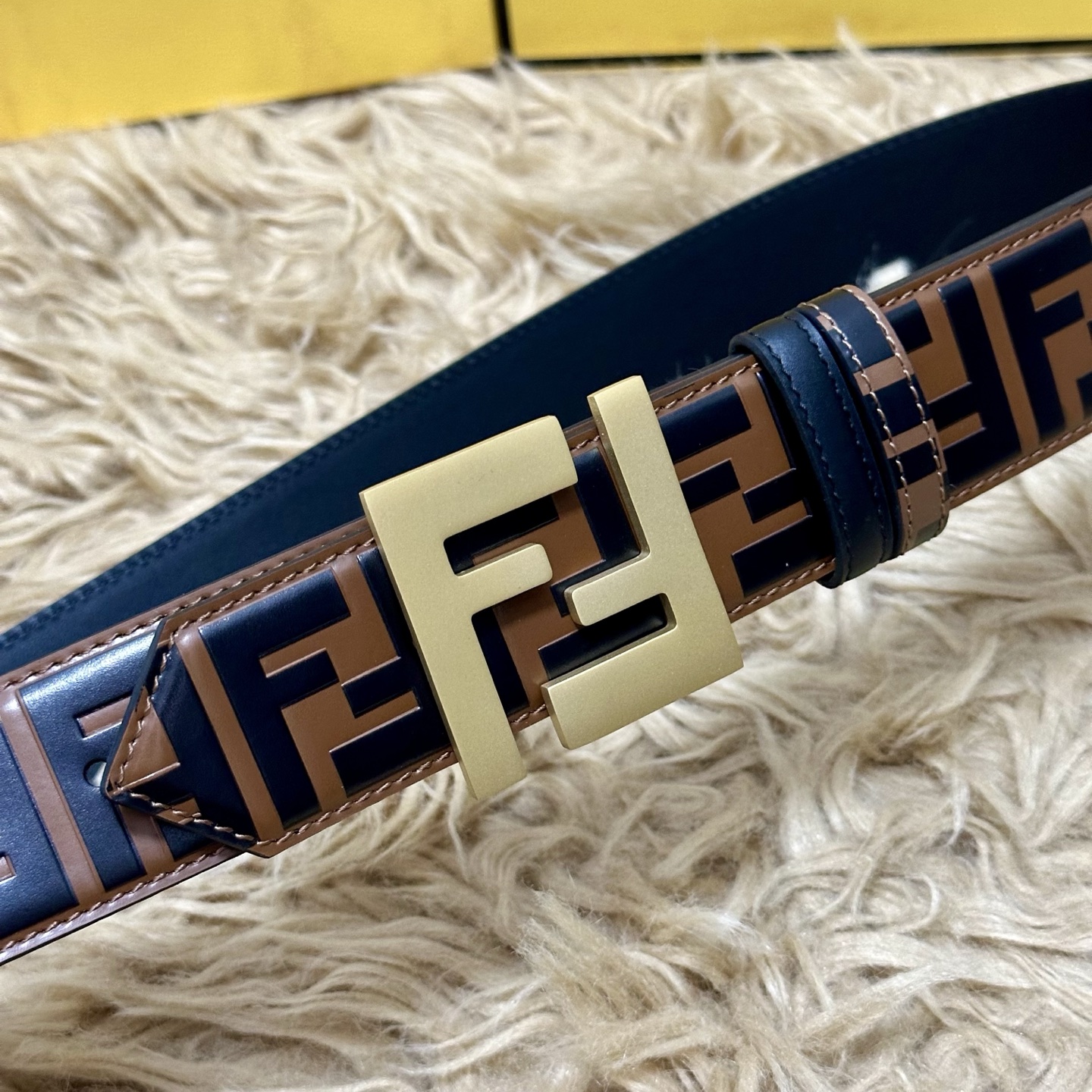 FENDl /芬迪 专柜同款 宽40MM 标志造型宽皮带。钉扣式带扣。棕色小牛皮制成。印有浮雕手绘黑色与