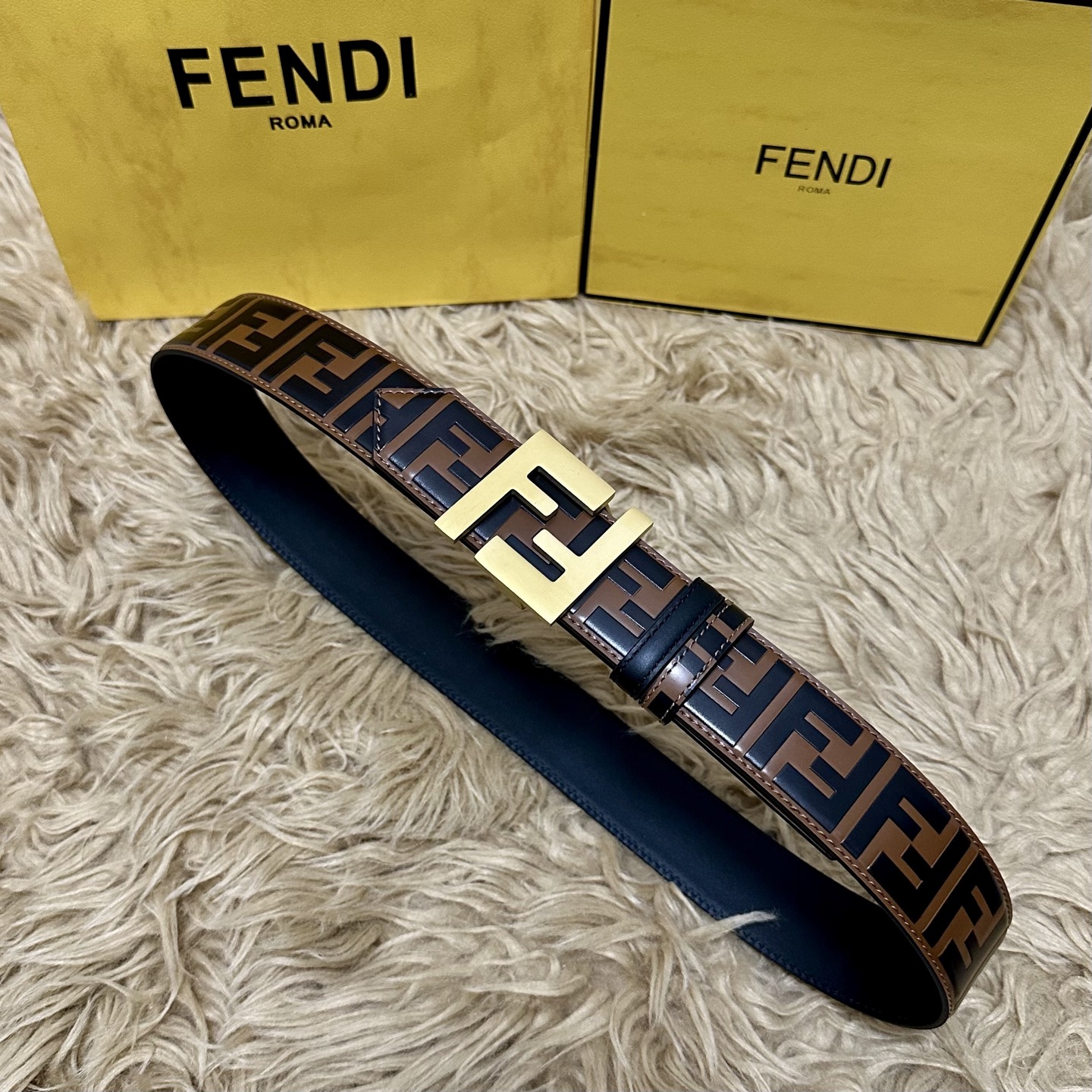 FENDl /芬迪 专柜同款 宽40MM 标志造型宽皮带。钉扣式带扣。棕色小牛皮制成。印有浮雕手绘黑色与