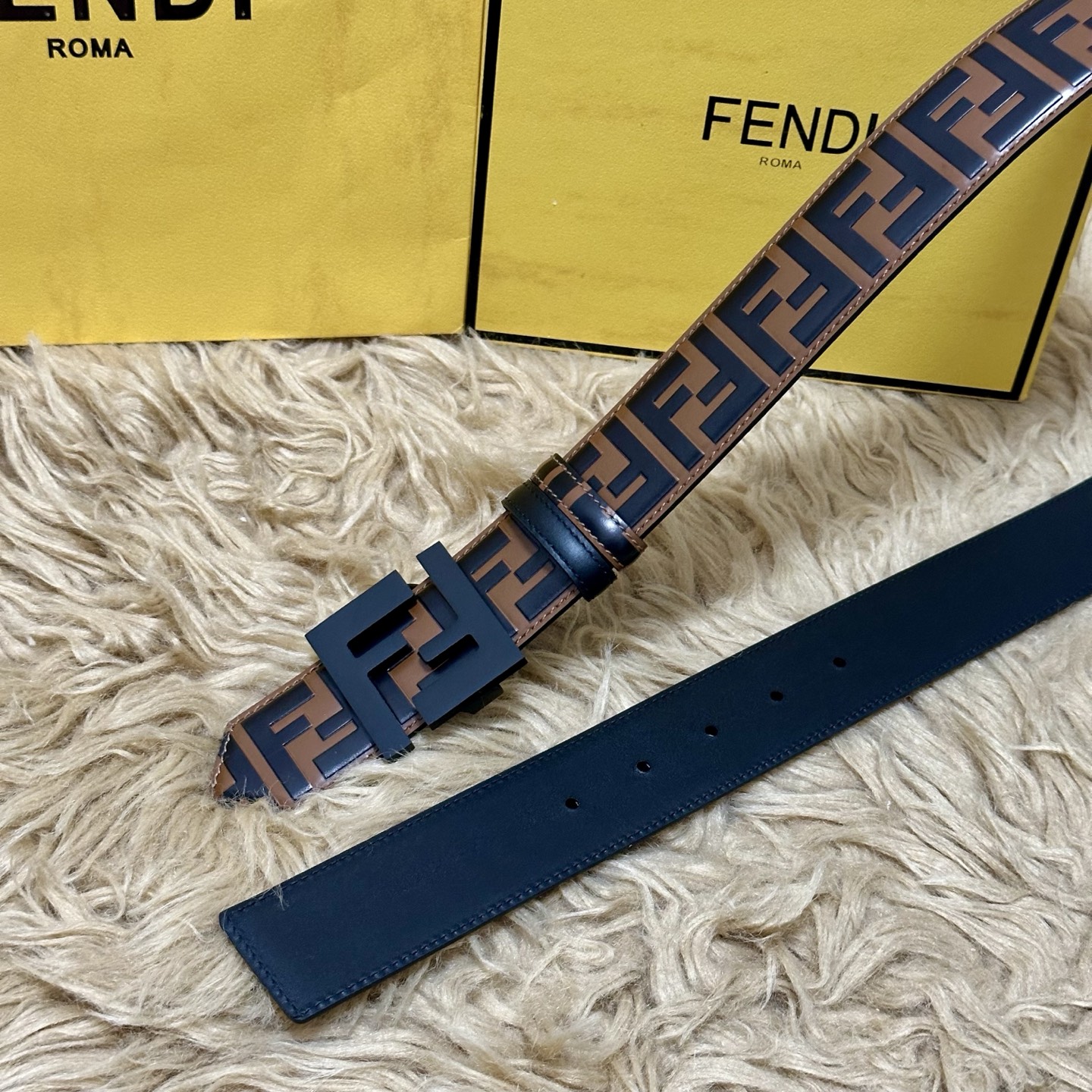 FENDl /芬迪 专柜同款 宽40MM 标志造型宽皮带。钉扣式带扣。棕色小牛皮制成。印有浮雕手绘黑色与