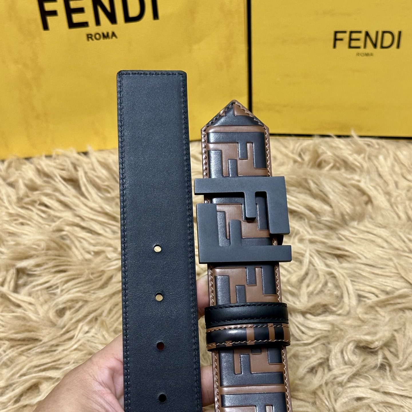 FENDl /芬迪 专柜同款 宽40MM 标志造型宽皮带。钉扣式带扣。棕色小牛皮制成。印有浮雕手绘黑色与