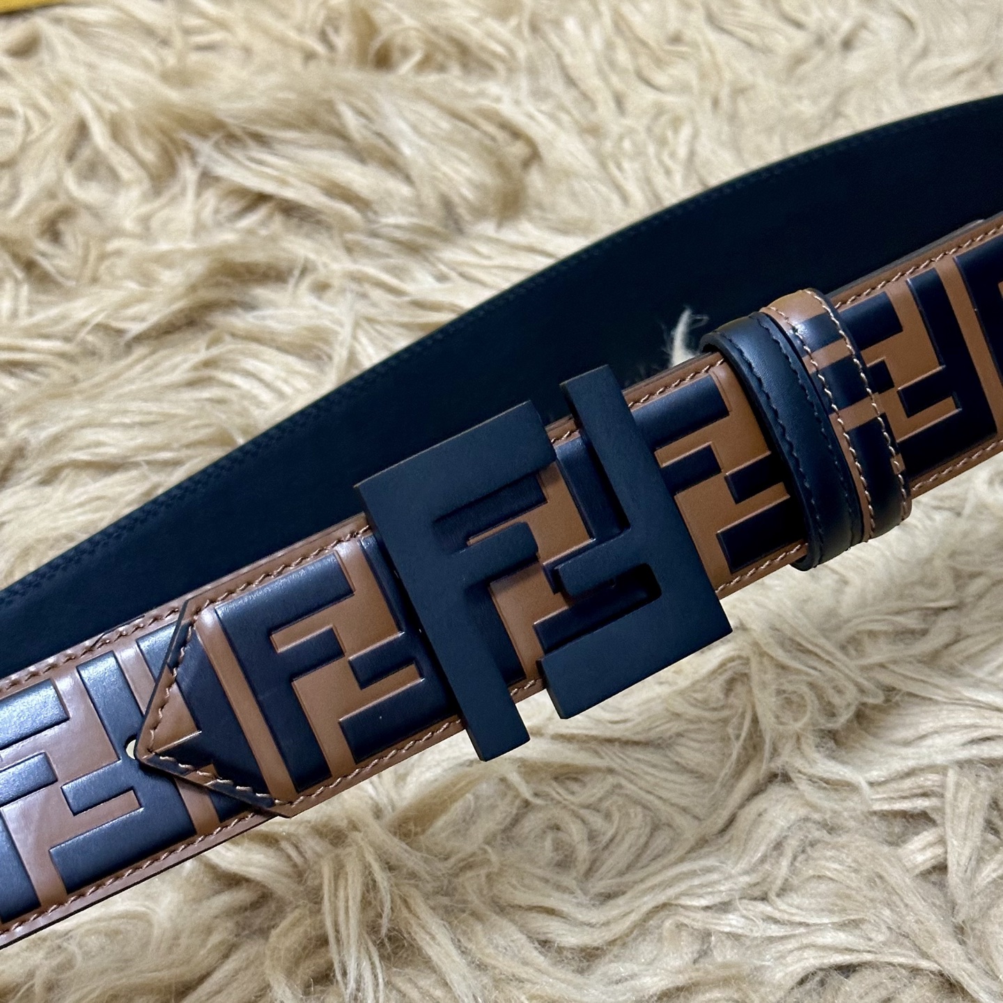 FENDl /芬迪 专柜同款 宽40MM 标志造型宽皮带。钉扣式带扣。棕色小牛皮制成。印有浮雕手绘黑色与