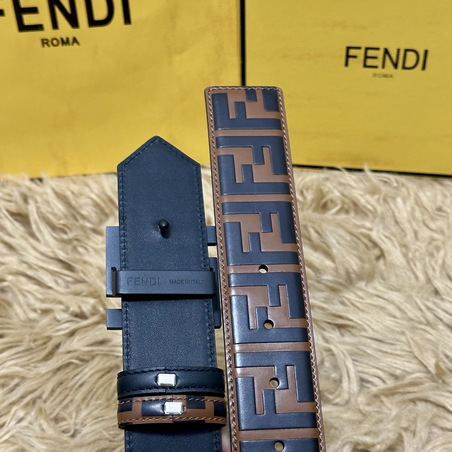 FENDl /芬迪 专柜同款 宽40MM 标志造型宽皮带。钉扣式带扣。棕色小牛皮制成。印有浮雕手绘黑色与