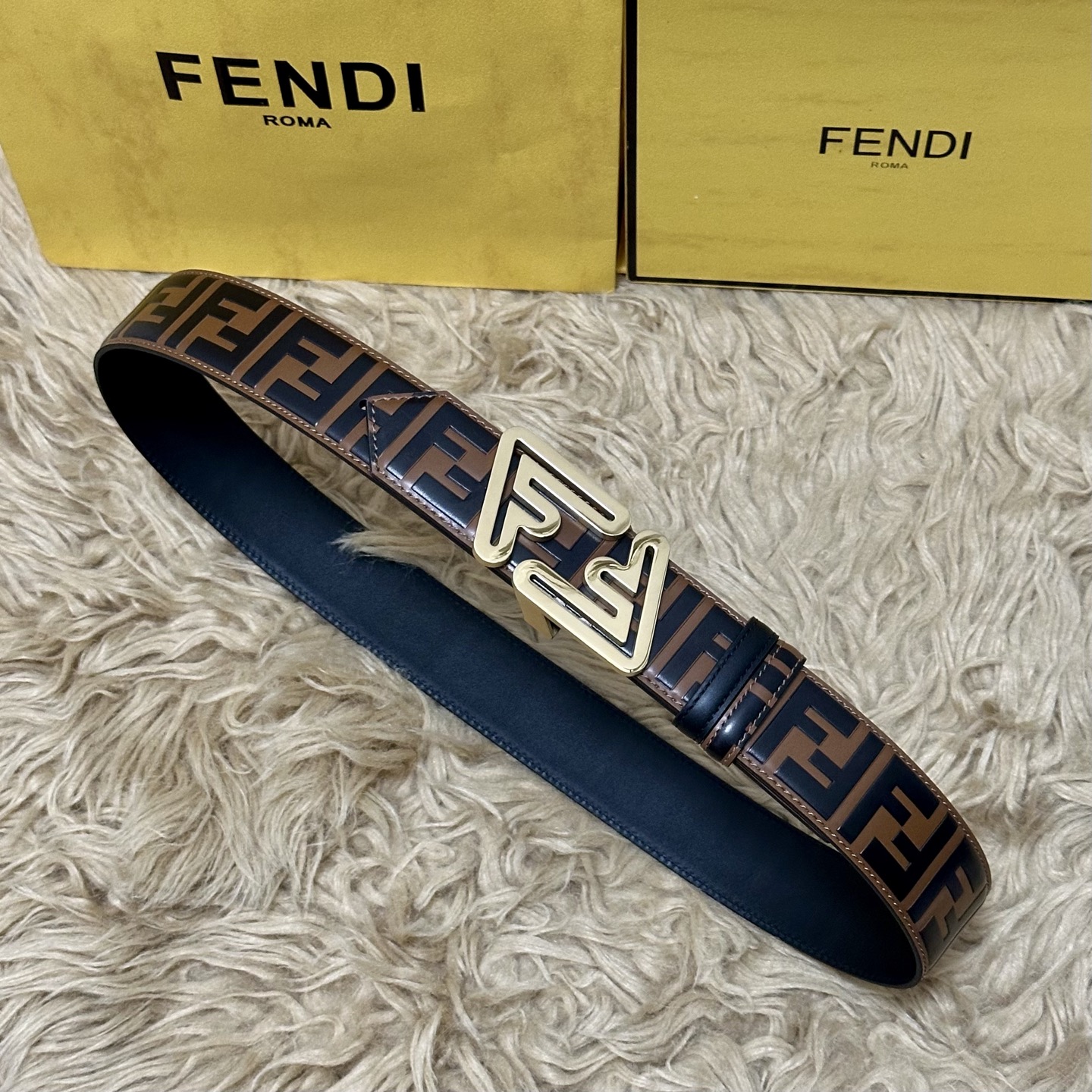 FENDl /芬迪 专柜同款 宽40MM 标志造型宽皮带。钉扣式带扣。棕色小牛皮制成。印有浮雕手绘黑色与