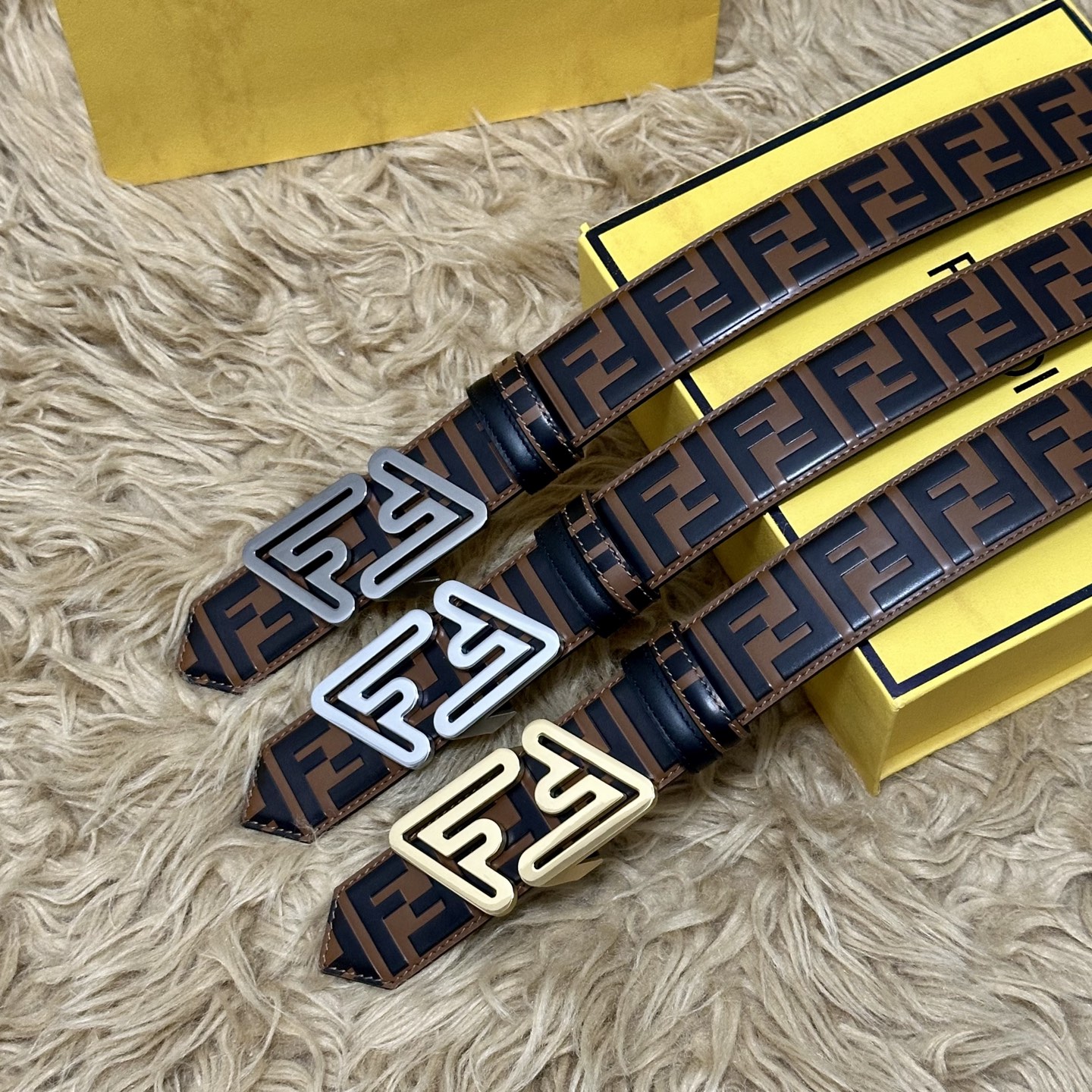 FENDl /芬迪 专柜同款 宽40MM 标志造型宽皮带。钉扣式带扣。棕色小牛皮制成。印有浮雕手绘黑色与