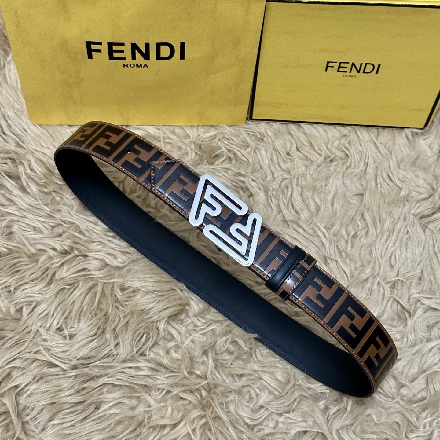 FENDl /芬迪 专柜同款 宽40MM 标志造型宽皮带。钉扣式带扣。棕色小牛皮制成。印有浮雕手绘黑色与