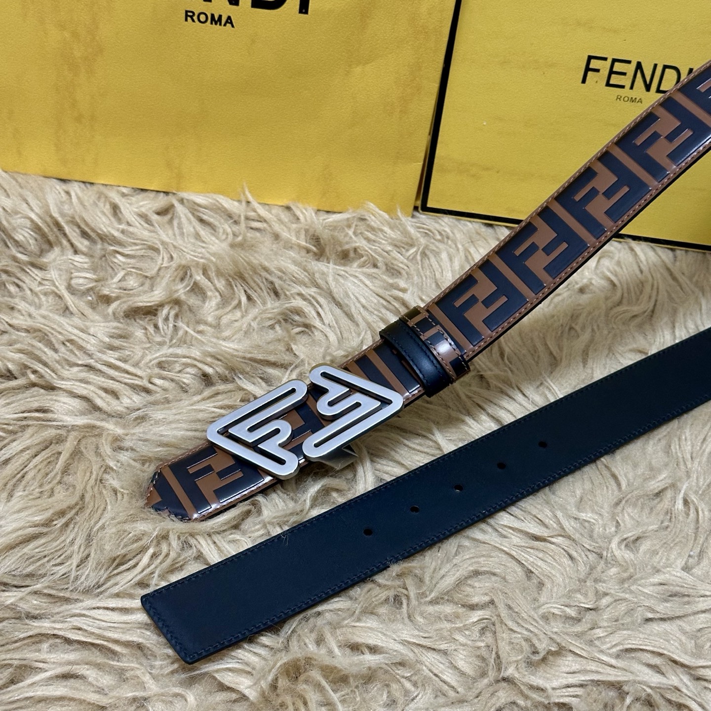 FENDl /芬迪 专柜同款 宽40MM 标志造型宽皮带。钉扣式带扣。棕色小牛皮制成。印有浮雕手绘黑色与