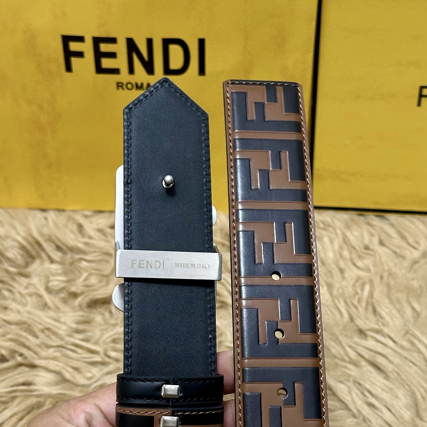 FENDl /芬迪 专柜同款 宽40MM 标志造型宽皮带。钉扣式带扣。棕色小牛皮制成。印有浮雕手绘黑色与