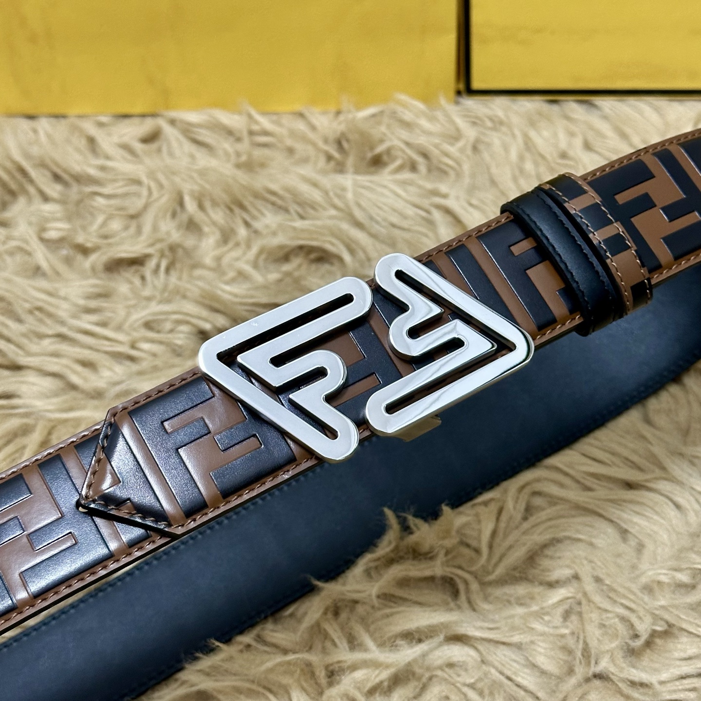 FENDl /芬迪 专柜同款 宽40MM 标志造型宽皮带。钉扣式带扣。棕色小牛皮制成。印有浮雕手绘黑色与