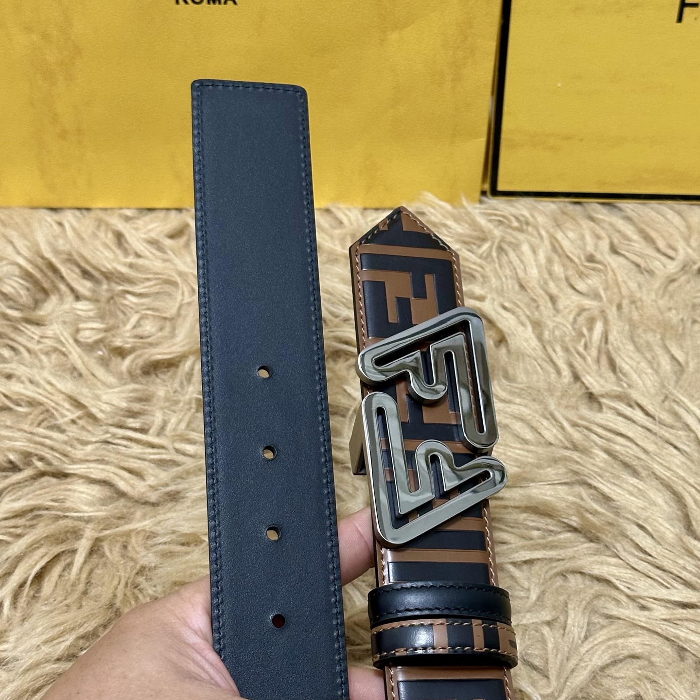 FENDl /芬迪 专柜同款 宽40MM 标志造型宽皮带。钉扣式带扣。棕色小牛皮制成。印有浮雕手绘黑色与