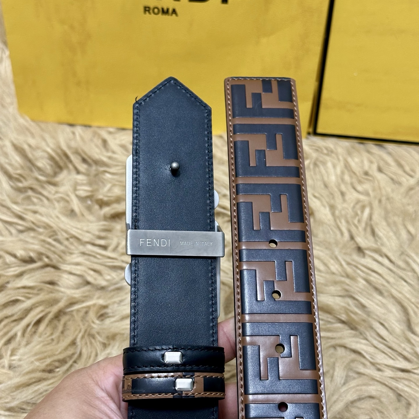 FENDl /芬迪 专柜同款 宽40MM 标志造型宽皮带。钉扣式带扣。棕色小牛皮制成。印有浮雕手绘黑色与