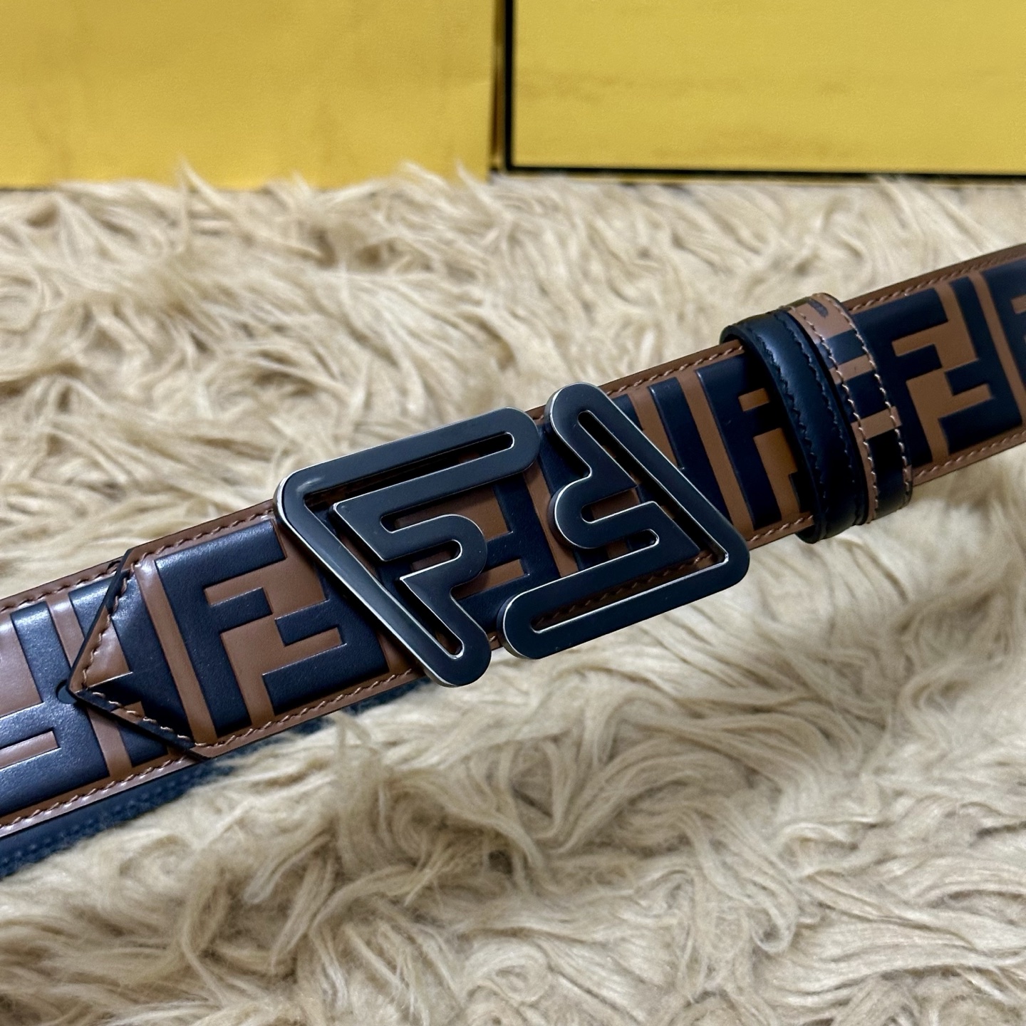 FENDl /芬迪 专柜同款 宽40MM 标志造型宽皮带。钉扣式带扣。棕色小牛皮制成。印有浮雕手绘黑色与