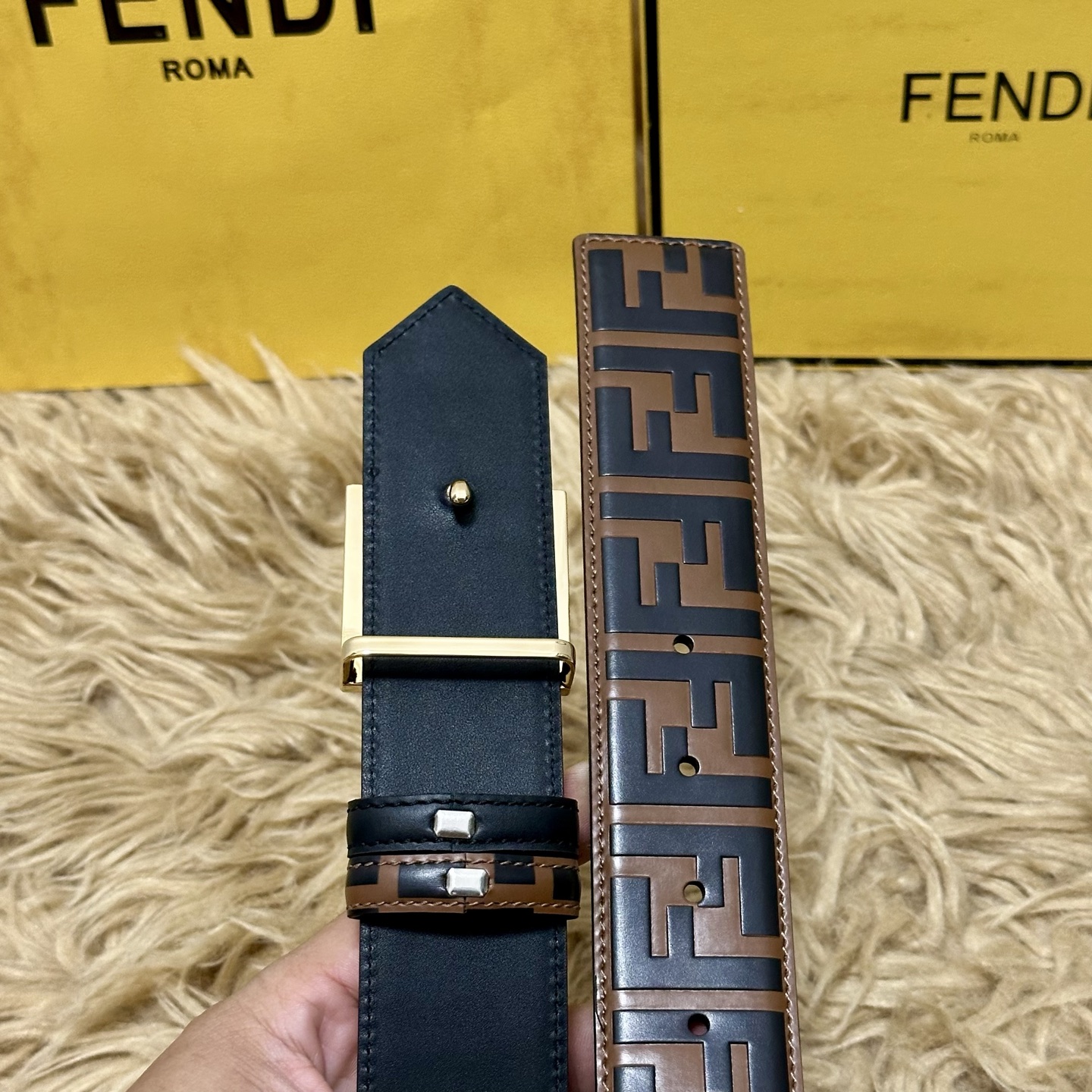 FENDl /芬迪 专柜同款 宽40MM 标志造型宽皮带。钉扣式带扣。棕色小牛皮制成。印有浮雕手绘黑色与