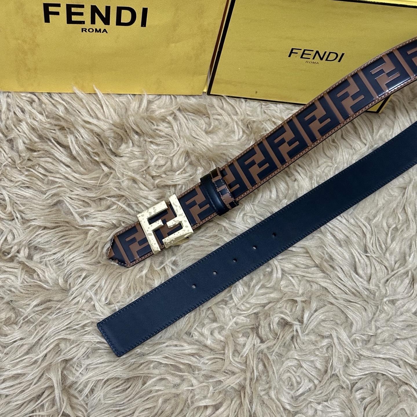 FENDl /芬迪 专柜同款 宽40MM 标志造型宽皮带。钉扣式带扣。棕色小牛皮制成。印有浮雕手绘黑色与