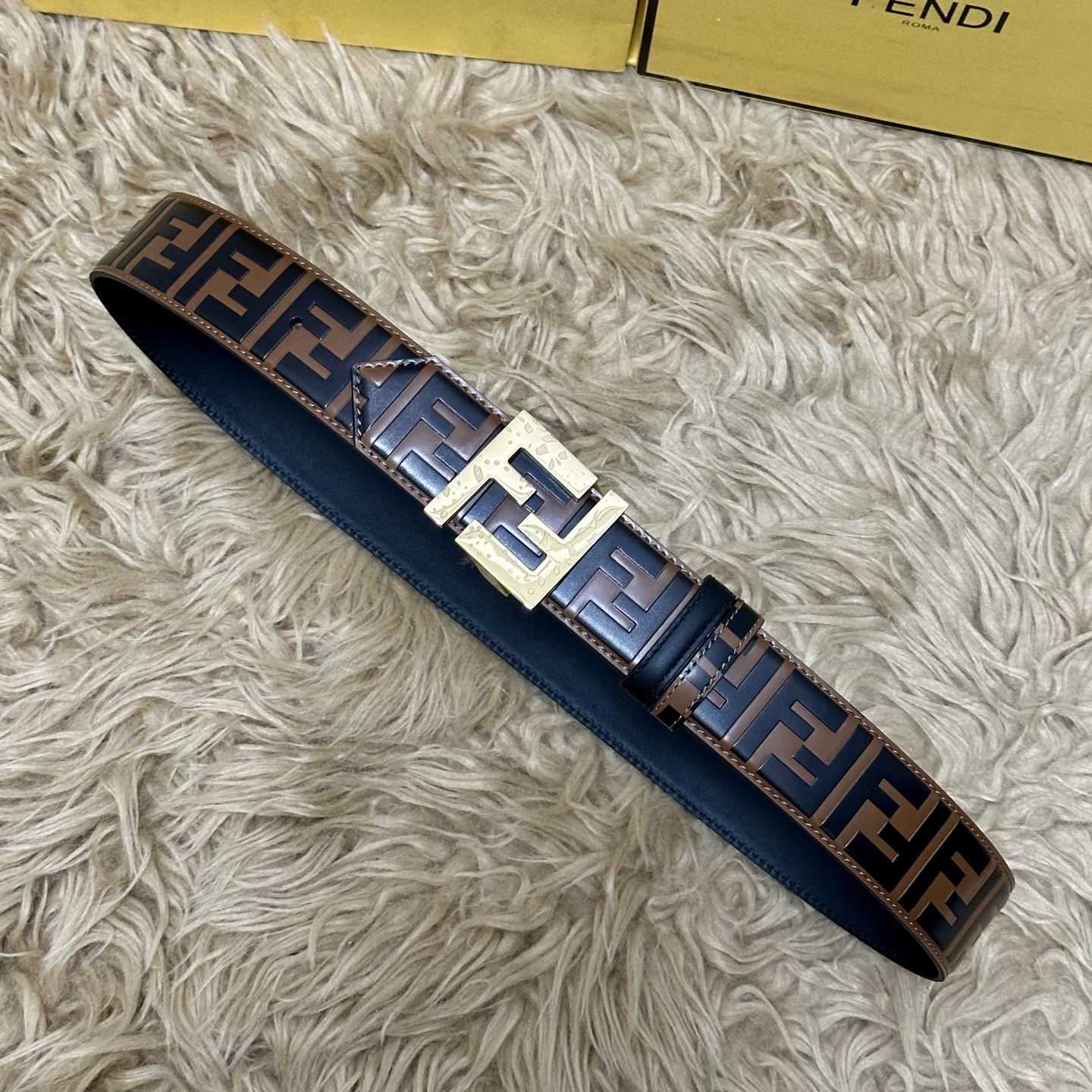 FENDl /芬迪 专柜同款 宽40MM 标志造型宽皮带。钉扣式带扣。棕色小牛皮制成。印有浮雕手绘黑色与