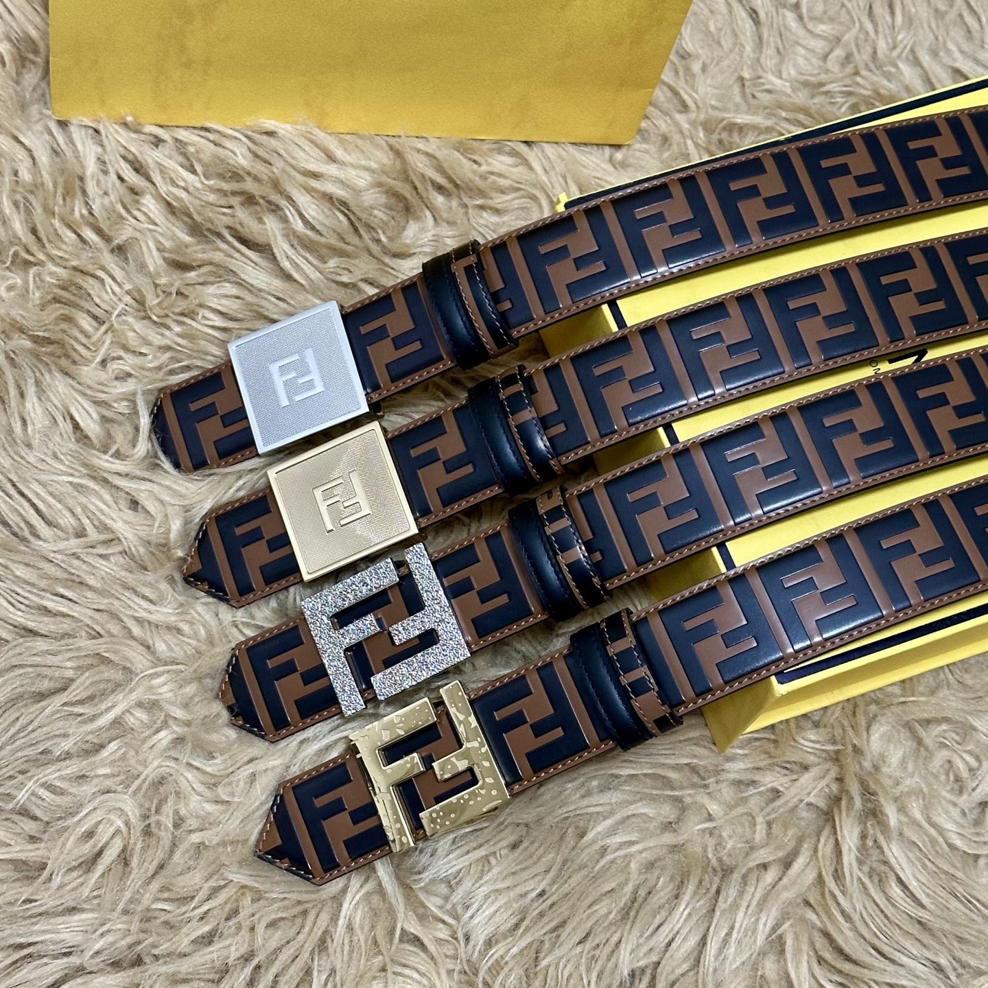 FENDl /芬迪 专柜同款 宽40MM 标志造型宽皮带。钉扣式带扣。棕色小牛皮制成。印有浮雕手绘黑色与