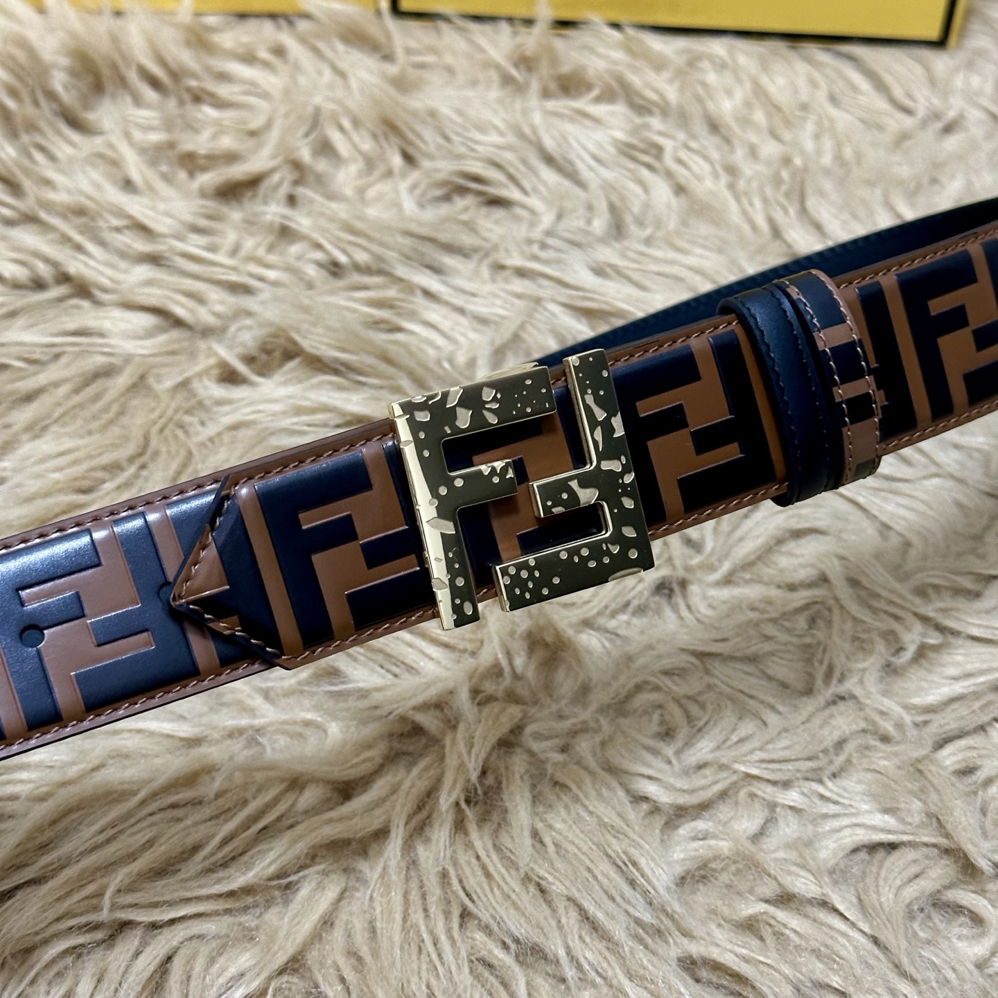 FENDl /芬迪 专柜同款 宽40MM 标志造型宽皮带。钉扣式带扣。棕色小牛皮制成。印有浮雕手绘黑色与