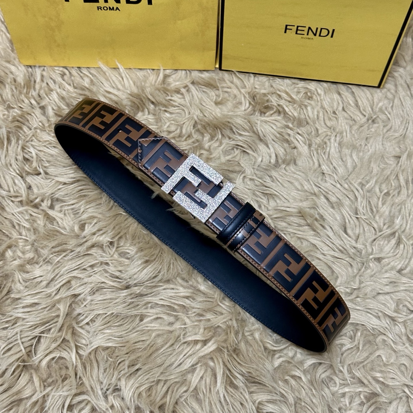 FENDl /芬迪 专柜同款 宽40MM 标志造型宽皮带。钉扣式带扣。棕色小牛皮制成。印有浮雕手绘黑色与