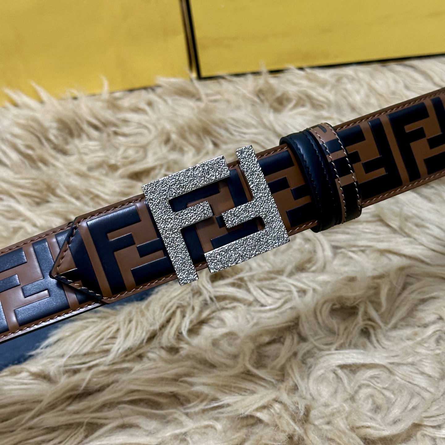 FENDl /芬迪 专柜同款 宽40MM 标志造型宽皮带。钉扣式带扣。棕色小牛皮制成。印有浮雕手绘黑色与