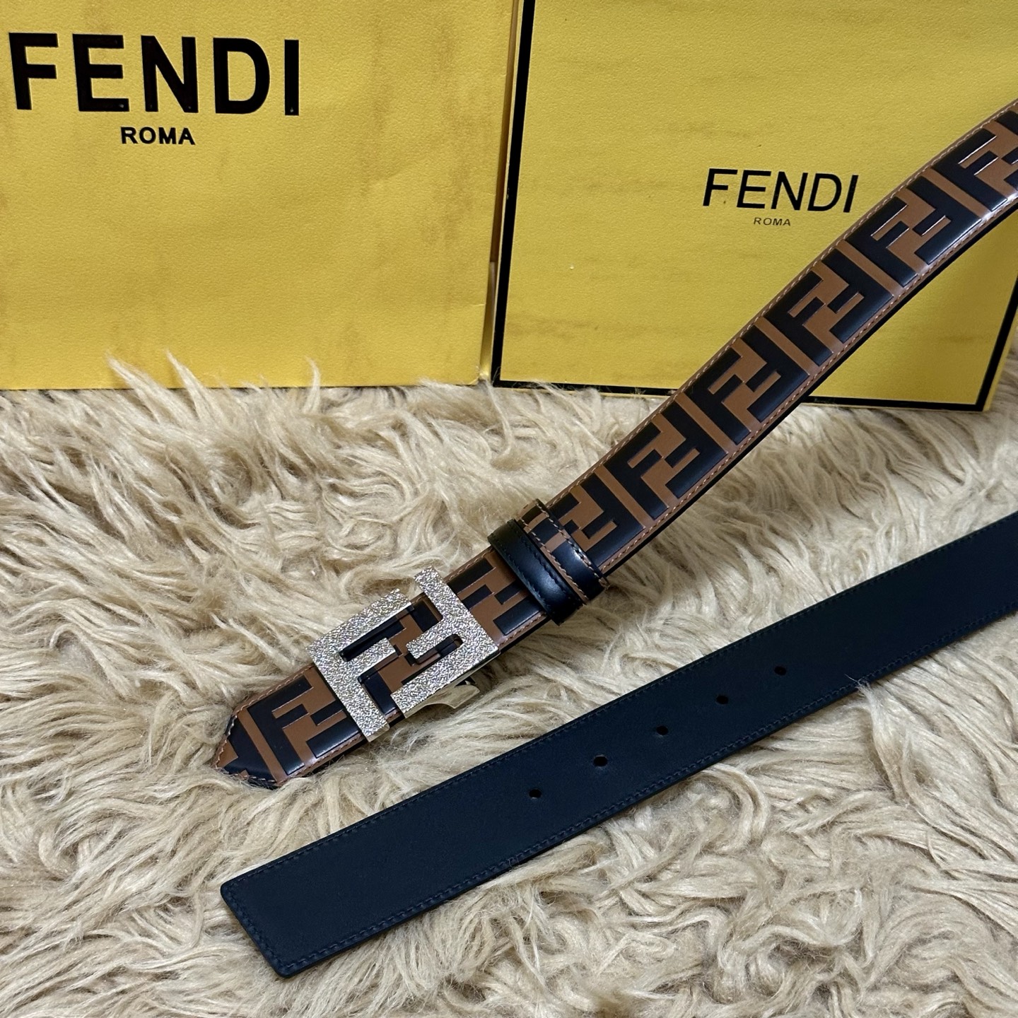 FENDl /芬迪 专柜同款 宽40MM 标志造型宽皮带。钉扣式带扣。棕色小牛皮制成。印有浮雕手绘黑色与