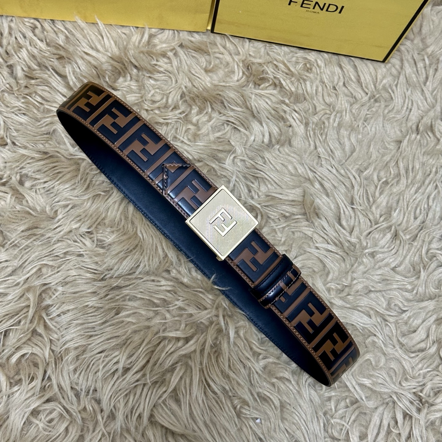 FENDl /芬迪 专柜同款 宽40MM 标志造型宽皮带。钉扣式带扣。棕色小牛皮制成。印有浮雕手绘黑色与