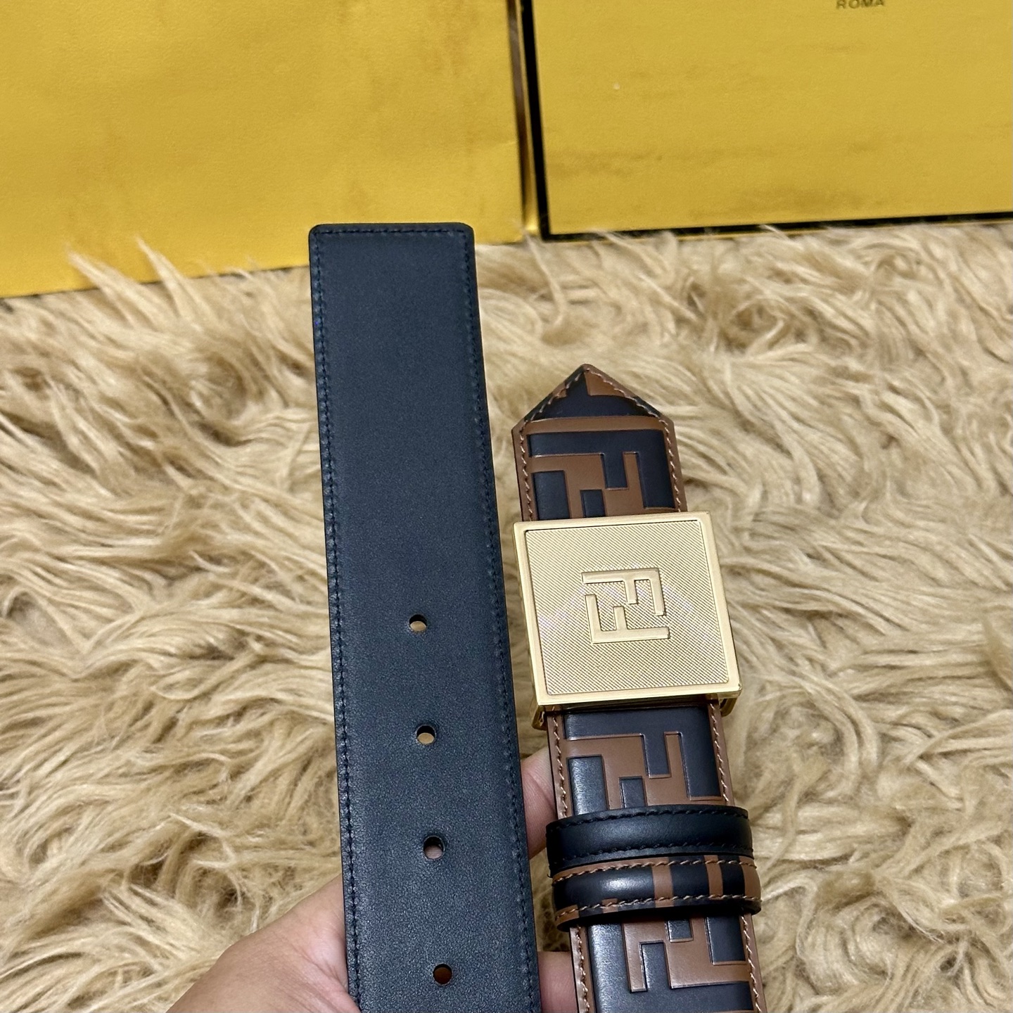 FENDl /芬迪 专柜同款 宽40MM 标志造型宽皮带。钉扣式带扣。棕色小牛皮制成。印有浮雕手绘黑色与