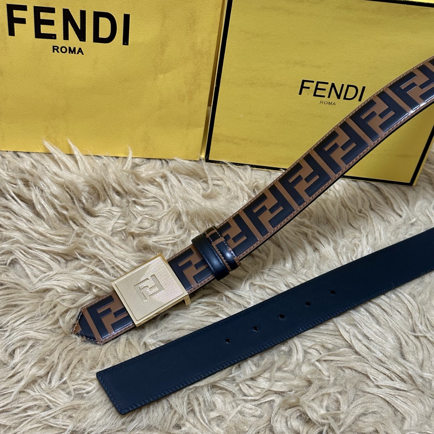 FENDl /芬迪 专柜同款 宽40MM 标志造型宽皮带。钉扣式带扣。棕色小牛皮制成。印有浮雕手绘黑色与