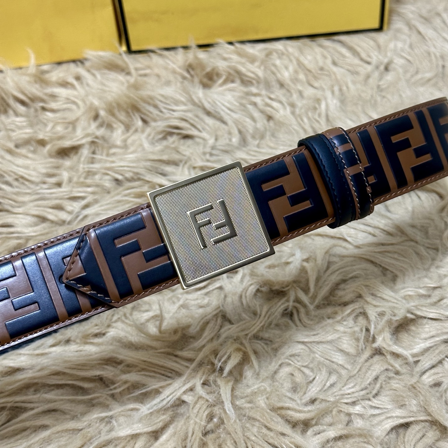 FENDl /芬迪 专柜同款 宽40MM 标志造型宽皮带。钉扣式带扣。棕色小牛皮制成。印有浮雕手绘黑色与