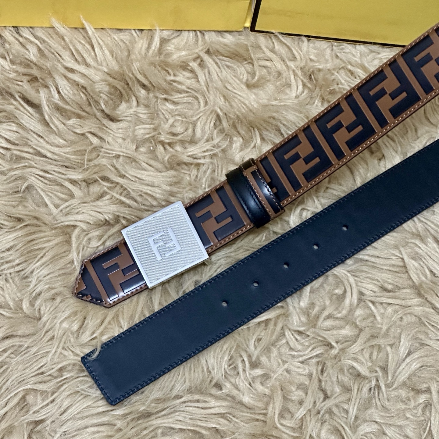 FENDl /芬迪 专柜同款 宽40MM 标志造型宽皮带。钉扣式带扣。棕色小牛皮制成。印有浮雕手绘黑色与