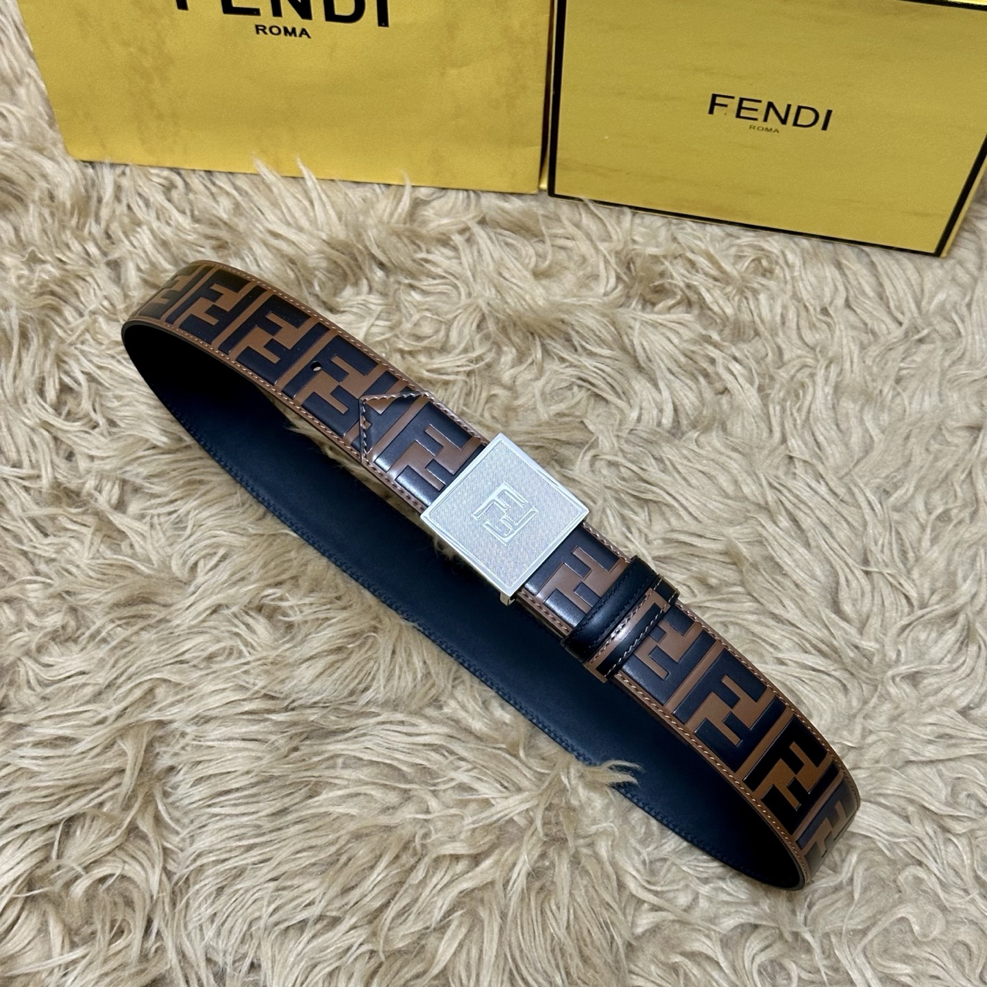 FENDl /芬迪 专柜同款 宽40MM 标志造型宽皮带。钉扣式带扣。棕色小牛皮制成。印有浮雕手绘黑色与