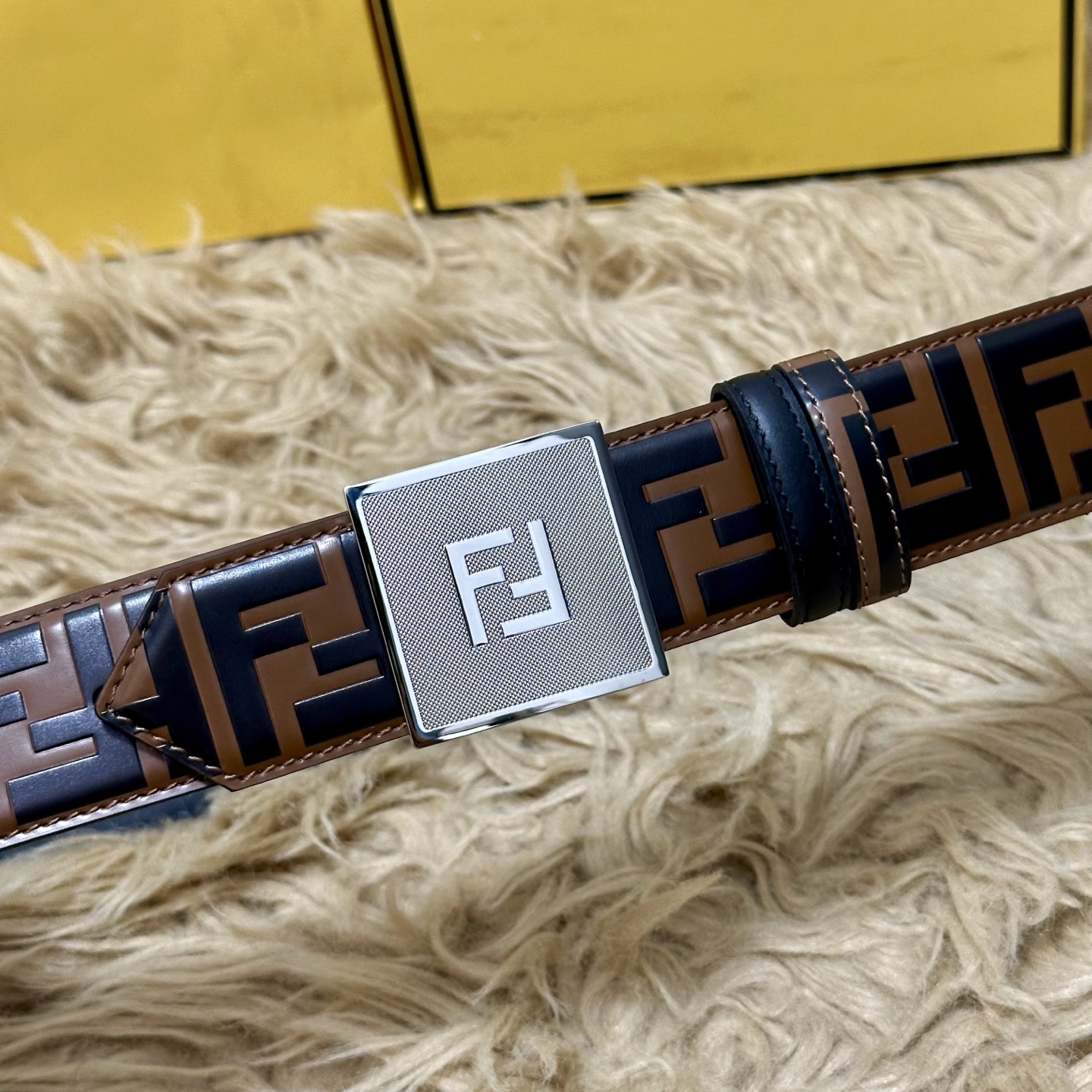 FENDl /芬迪 专柜同款 宽40MM 标志造型宽皮带。钉扣式带扣。棕色小牛皮制成。印有浮雕手绘黑色与