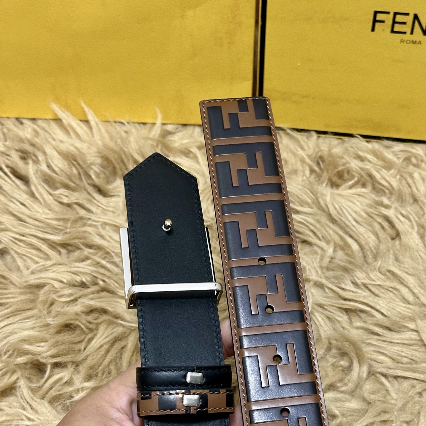 FENDl /芬迪 专柜同款 宽40MM 标志造型宽皮带。钉扣式带扣。棕色小牛皮制成。印有浮雕手绘黑色与