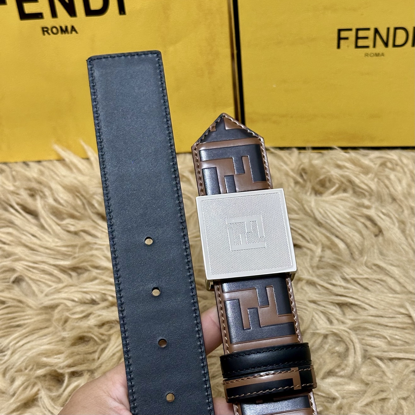 FENDl /芬迪 专柜同款 宽40MM 标志造型宽皮带。钉扣式带扣。棕色小牛皮制成。印有浮雕手绘黑色与