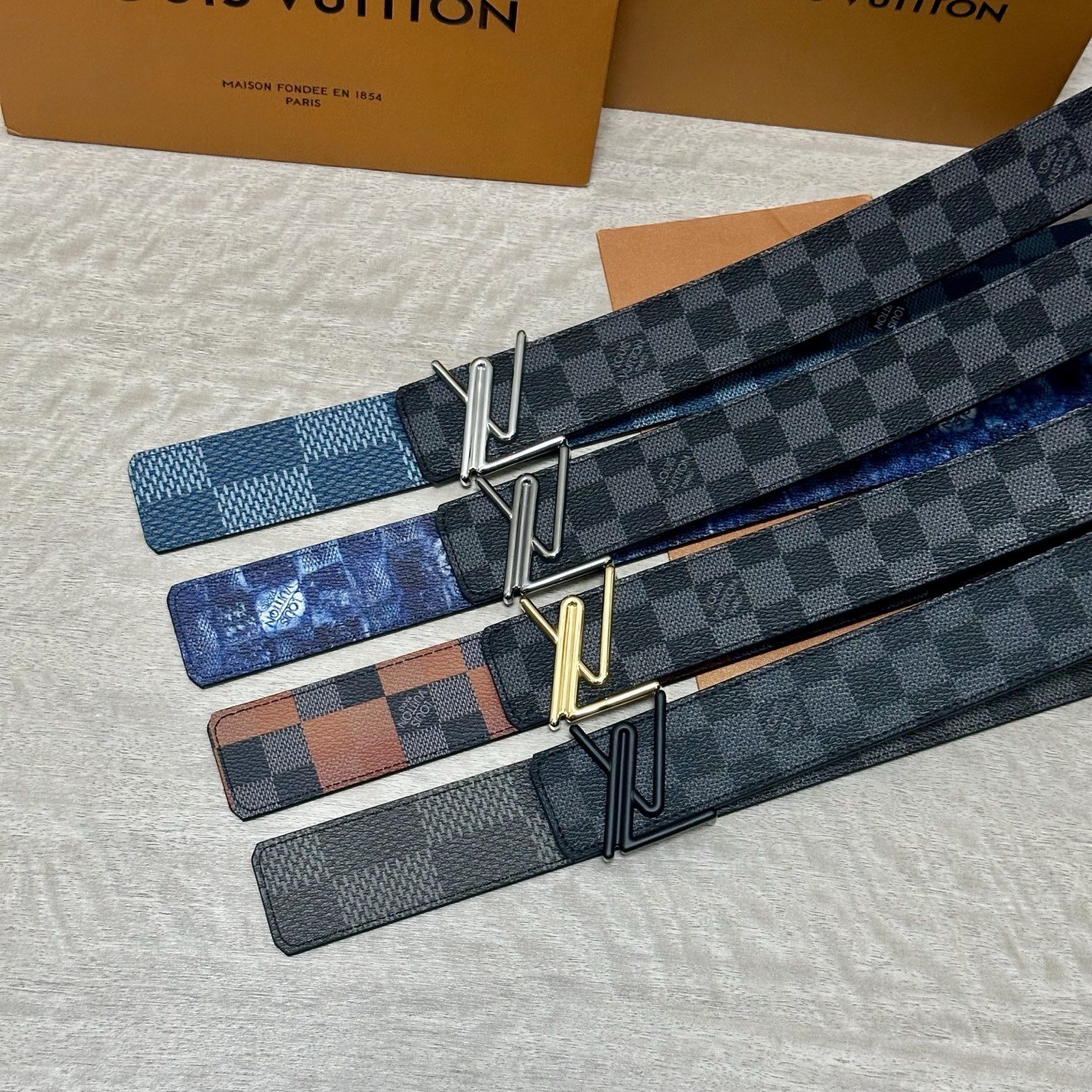 LV 宽4.0cm 双面腰带将两式经典融于一处。Monogram 印花瞩目放大，与焕新 Monogram