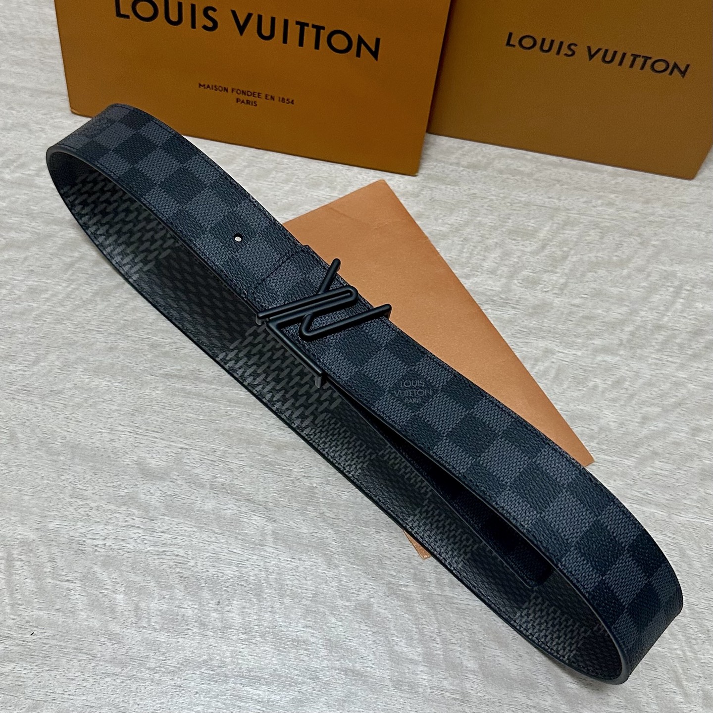 LV 宽4.0cm 双面腰带将两式经典融于一处。Monogram 印花瞩目放大，与焕新 Monogram