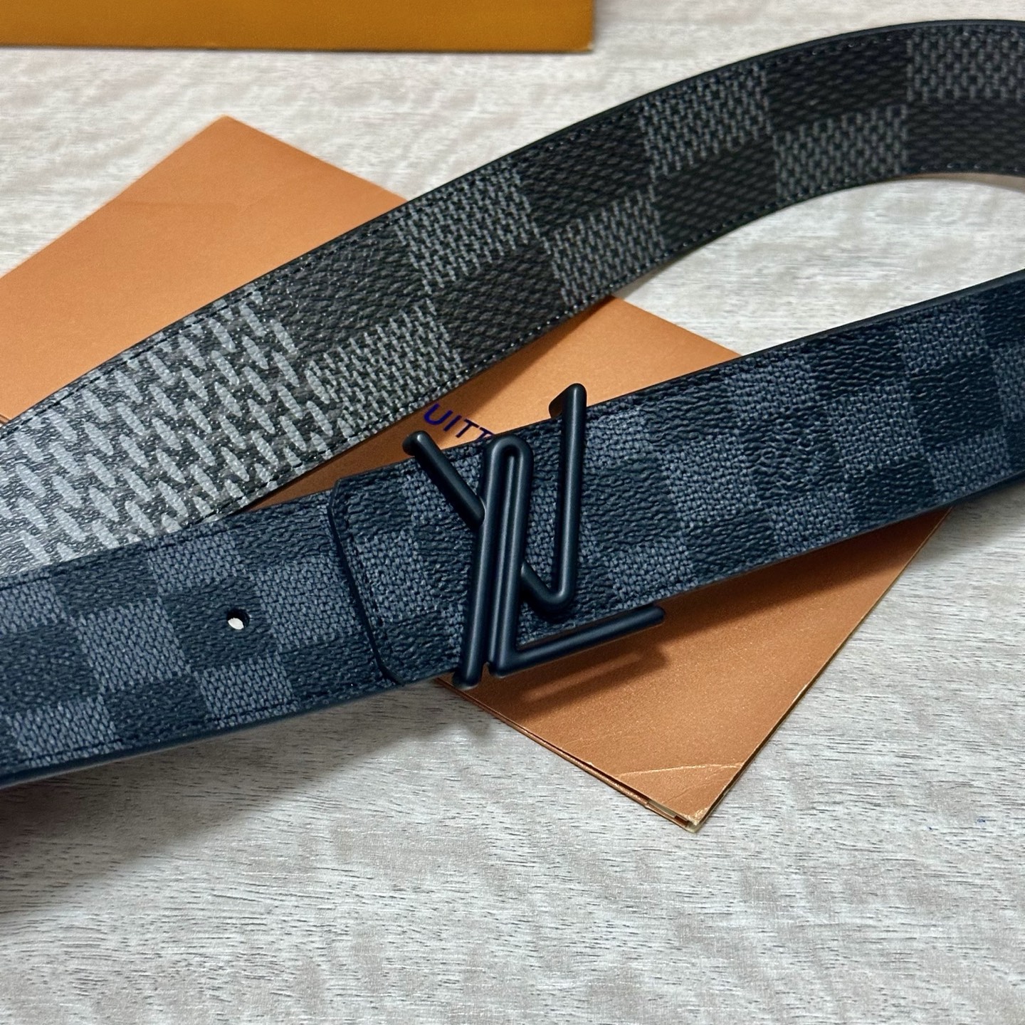 LV 宽4.0cm 双面腰带将两式经典融于一处。Monogram 印花瞩目放大，与焕新 Monogram