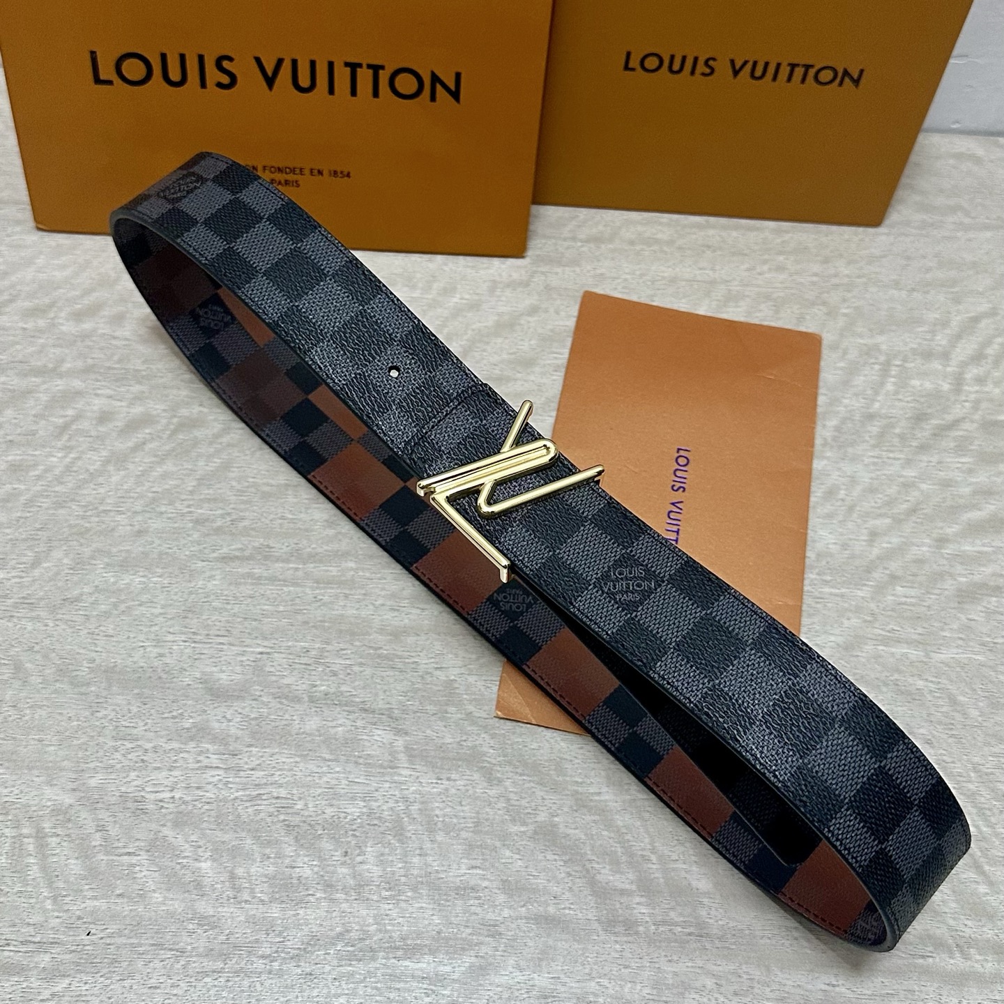 LV 宽4.0cm 双面腰带将两式经典融于一处。Monogram 印花瞩目放大，与焕新 Monogram