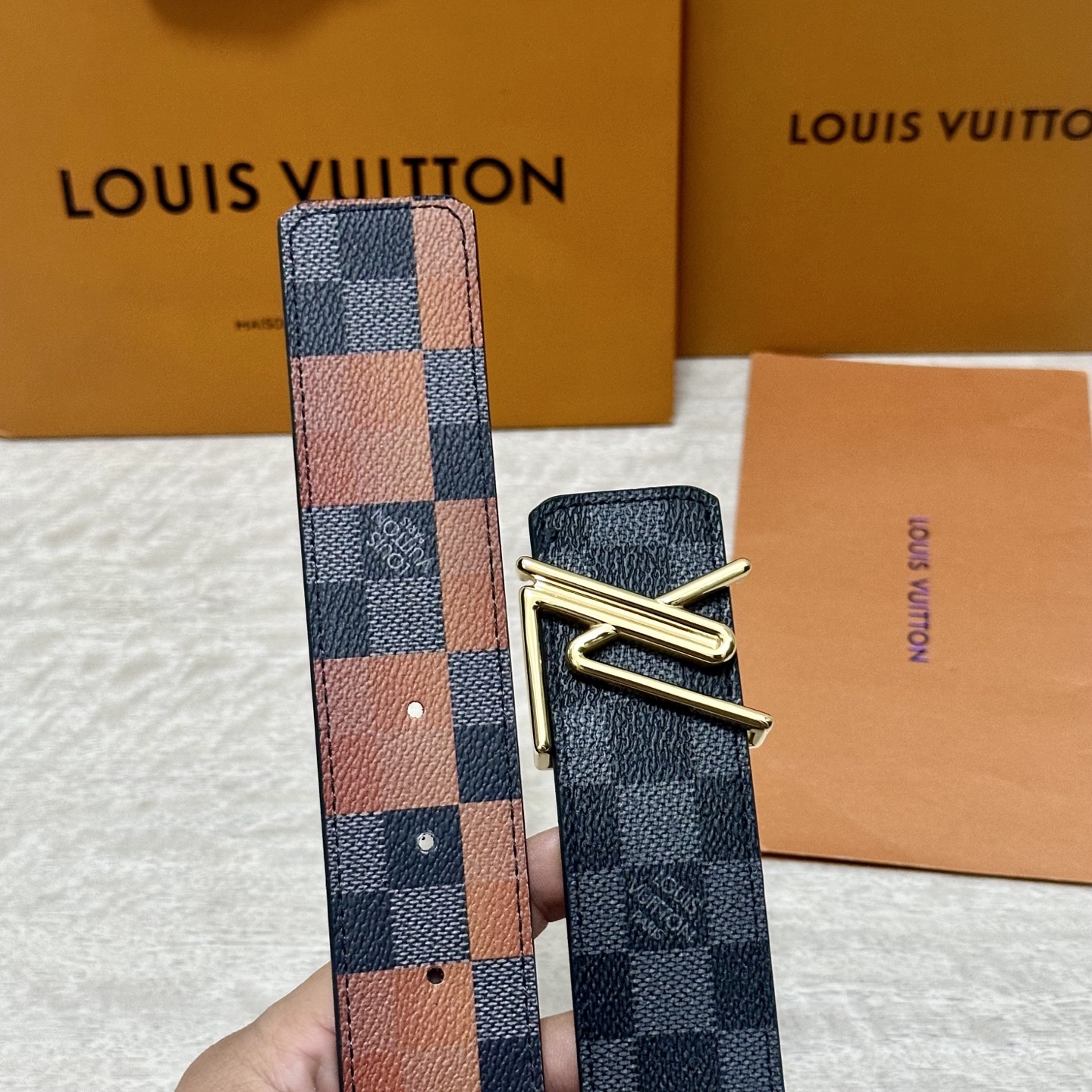 LV 宽4.0cm 双面腰带将两式经典融于一处。Monogram 印花瞩目放大，与焕新 Monogram