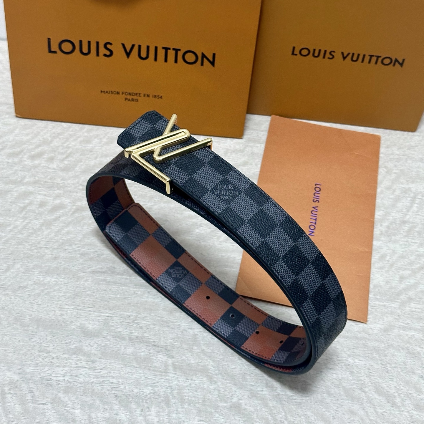 LV 宽4.0cm 双面腰带将两式经典融于一处。Monogram 印花瞩目放大，与焕新 Monogram