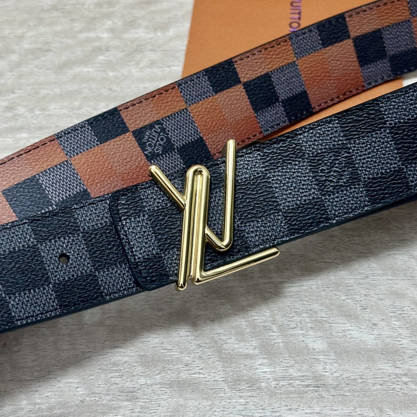 LV 宽4.0cm 双面腰带将两式经典融于一处。Monogram 印花瞩目放大，与焕新 Monogram
