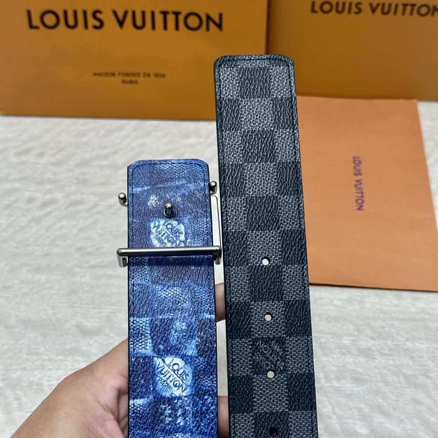 LV 宽4.0cm 双面腰带将两式经典融于一处。Monogram 印花瞩目放大，与焕新 Monogram