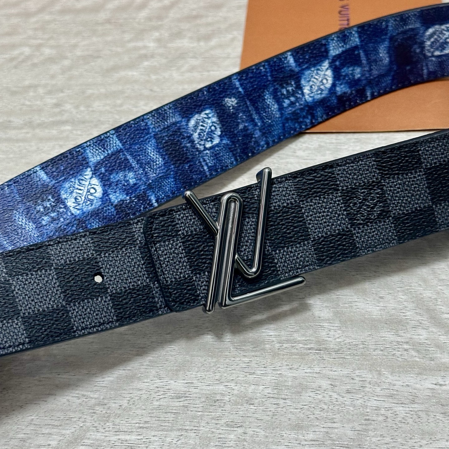 LV 宽4.0cm 双面腰带将两式经典融于一处。Monogram 印花瞩目放大，与焕新 Monogram