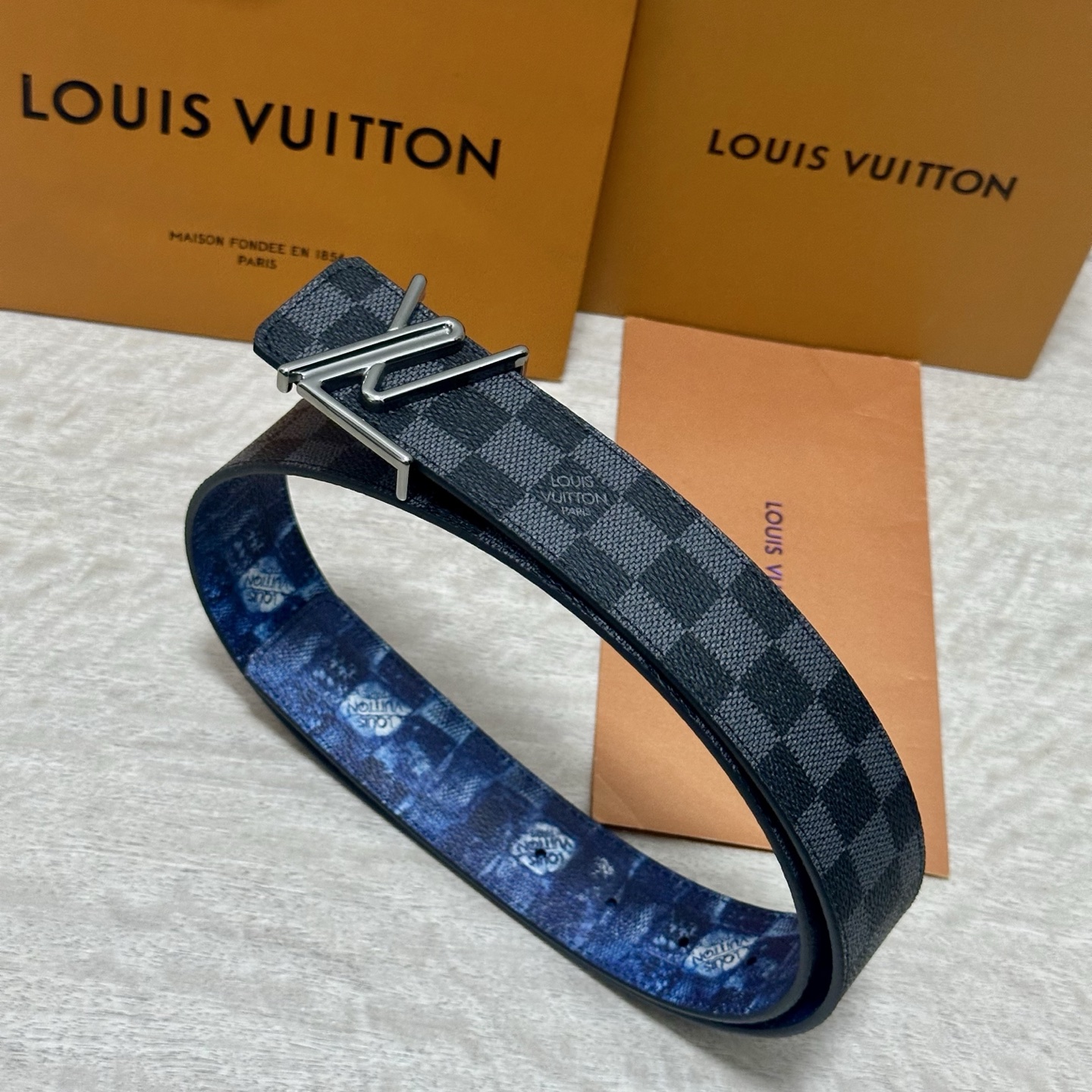 LV 宽4.0cm 双面腰带将两式经典融于一处。Monogram 印花瞩目放大，与焕新 Monogram