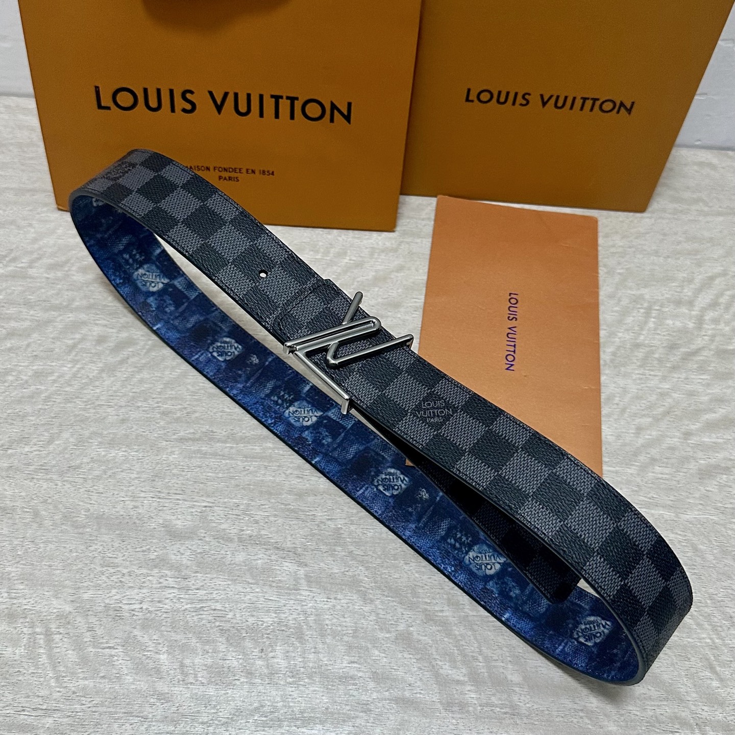 LV 宽4.0cm 双面腰带将两式经典融于一处。Monogram 印花瞩目放大，与焕新 Monogram